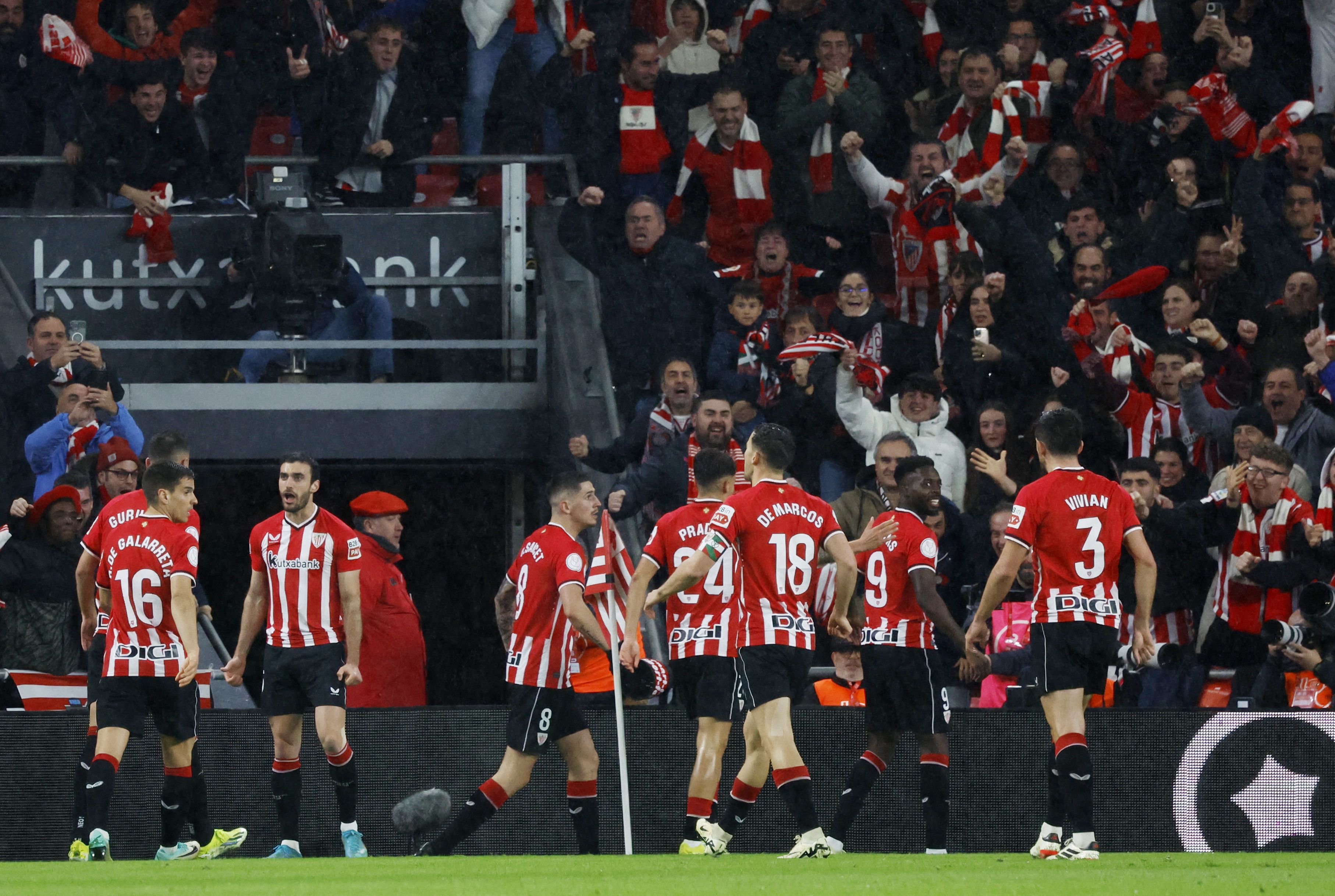 Los jugadores del Athletic celebran el gol de Iñaki Williams (REUTERS).