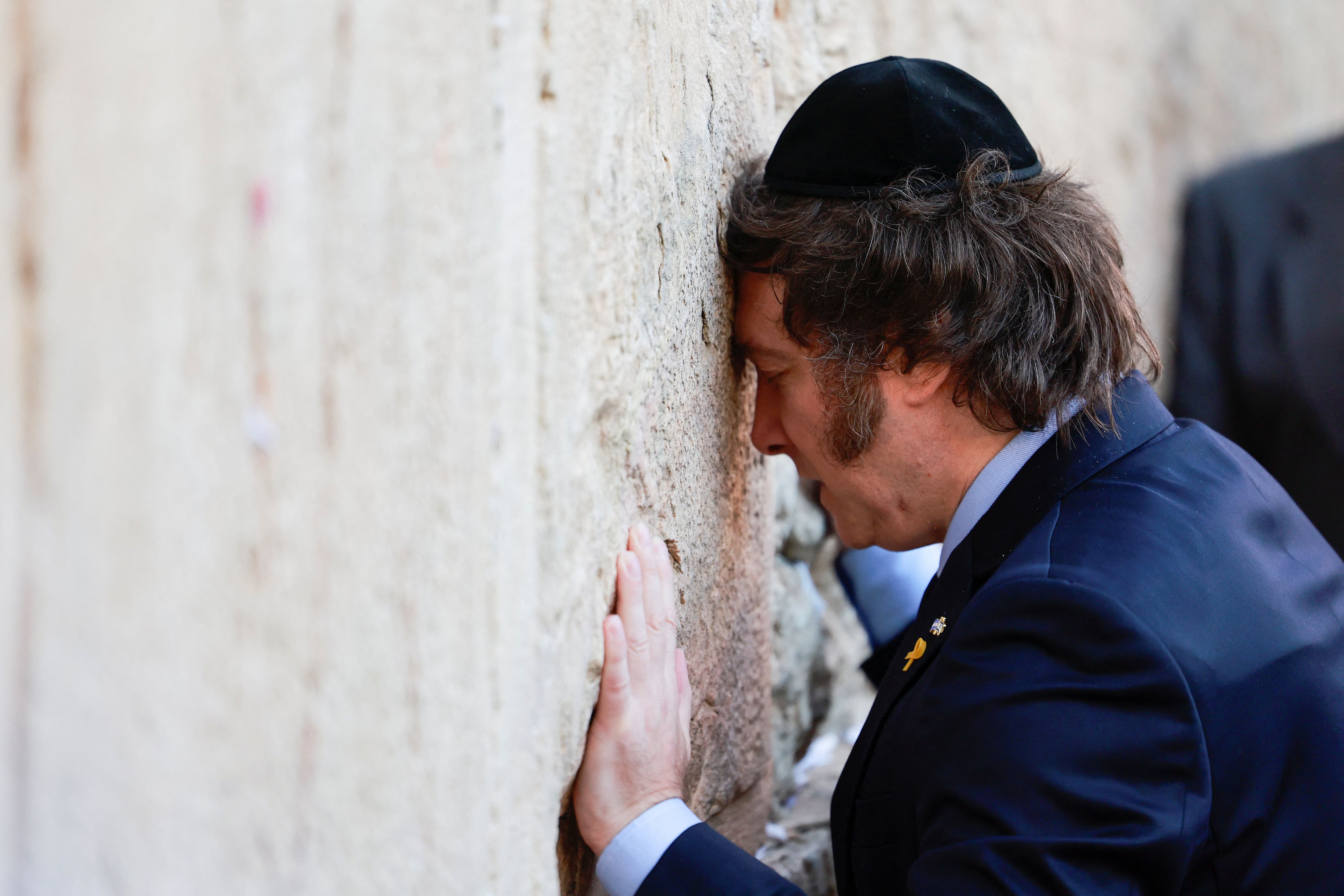 Javier Milei reza en el Muro de los Lamentos durante su gira oficial a Israel