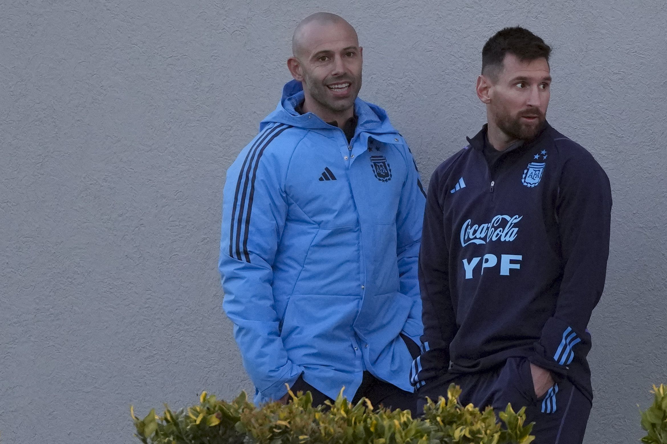 Javier Mascherano no descartó tentar a Lionel Messi con disputar los Juegos Olímpicos, pero la chance es remota (AP Foto/Natacha Pisarenko)