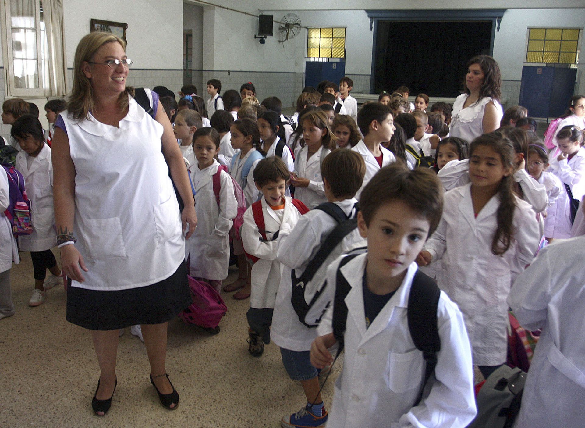 guardapolvo blanco en los colegios