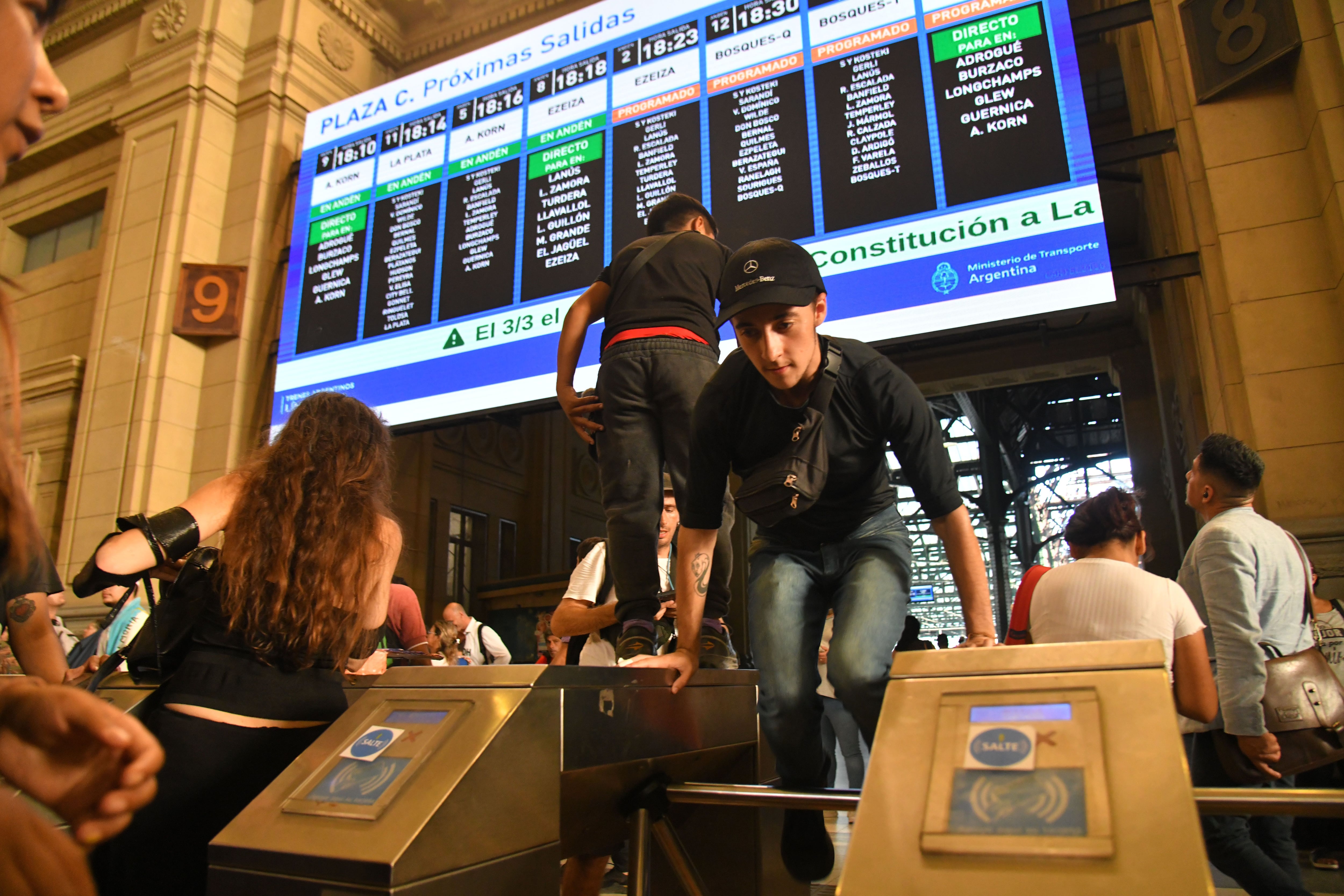 Así fue el "molinetazo", salto de los molinetes en las estaciones de tren y subterráneo, en rechazo a los aumentos de transporte 