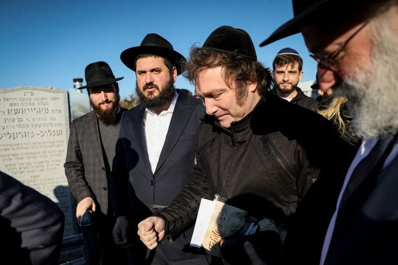 Javier Milei visita la tumba del Rebbe Menachem Mendel Schneerson en el Viejo Cementerio Montefiore, ubicado en el barrio de Queens de la ciudad de Nueva York