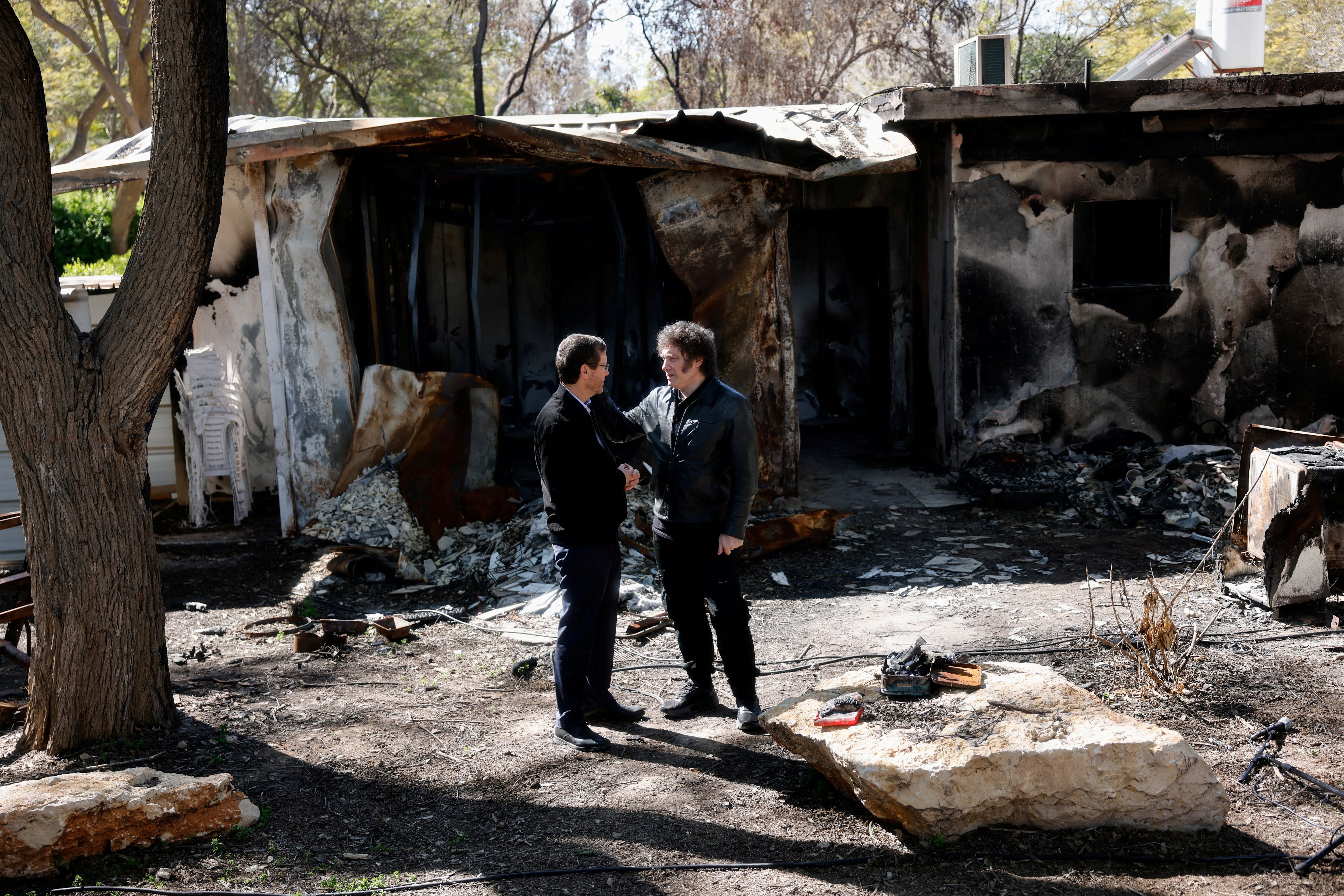 Javier Milei e Isaac Herzog -presidente de Israel- durante su visita al kibutz Nir Oz, atacado por Hamas el 7 de octubre de 2023