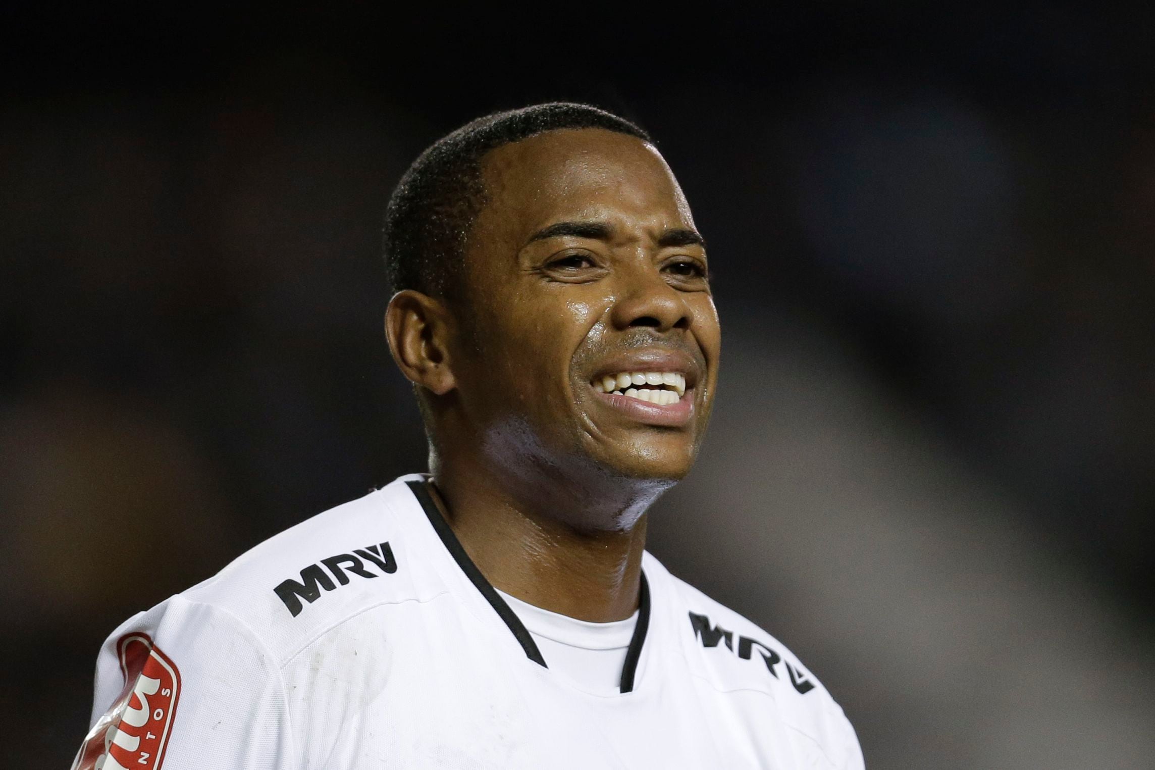 El delantero Robinho del Atlético Mineiro reacciona tras desperdiciar una ocasión de gol ante Racing Club de Argentina en un partido de la Copa Libertadores, el 27 de abril de 2016, en Buenos Aires. (AP Foto/Víctor R. Caivano)