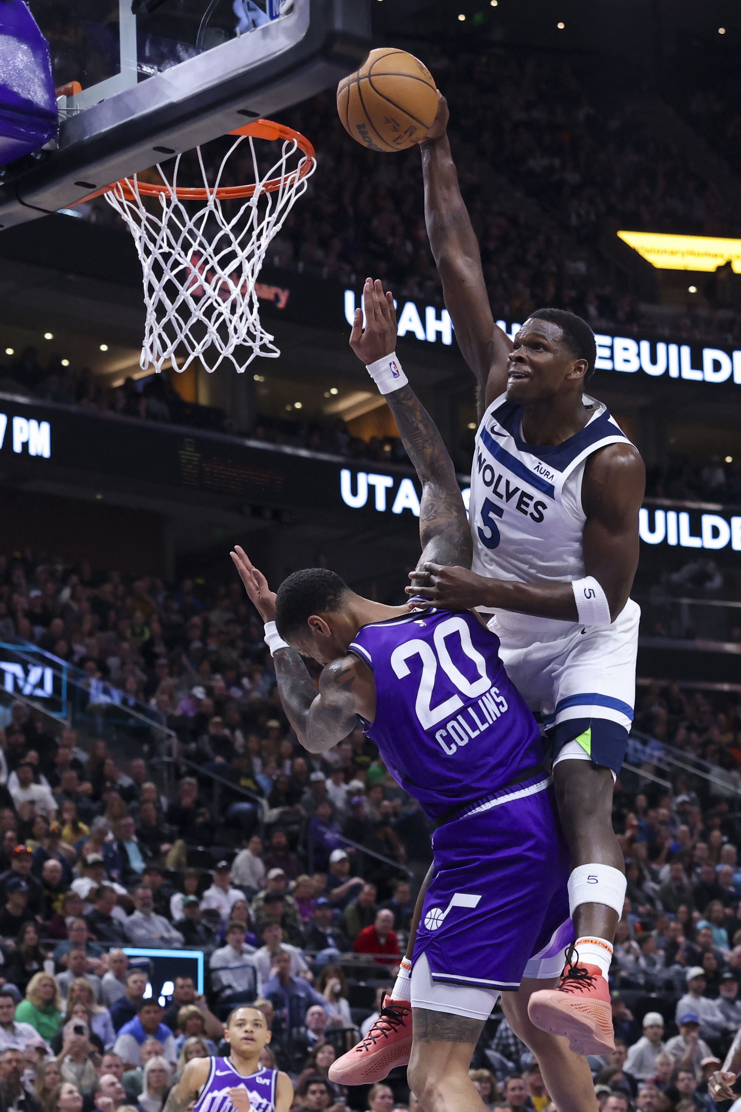 Anthony Edwards protagonizó la volcada del año ante John Collins (Credit: Rob Gray-USA TODAY Sports)