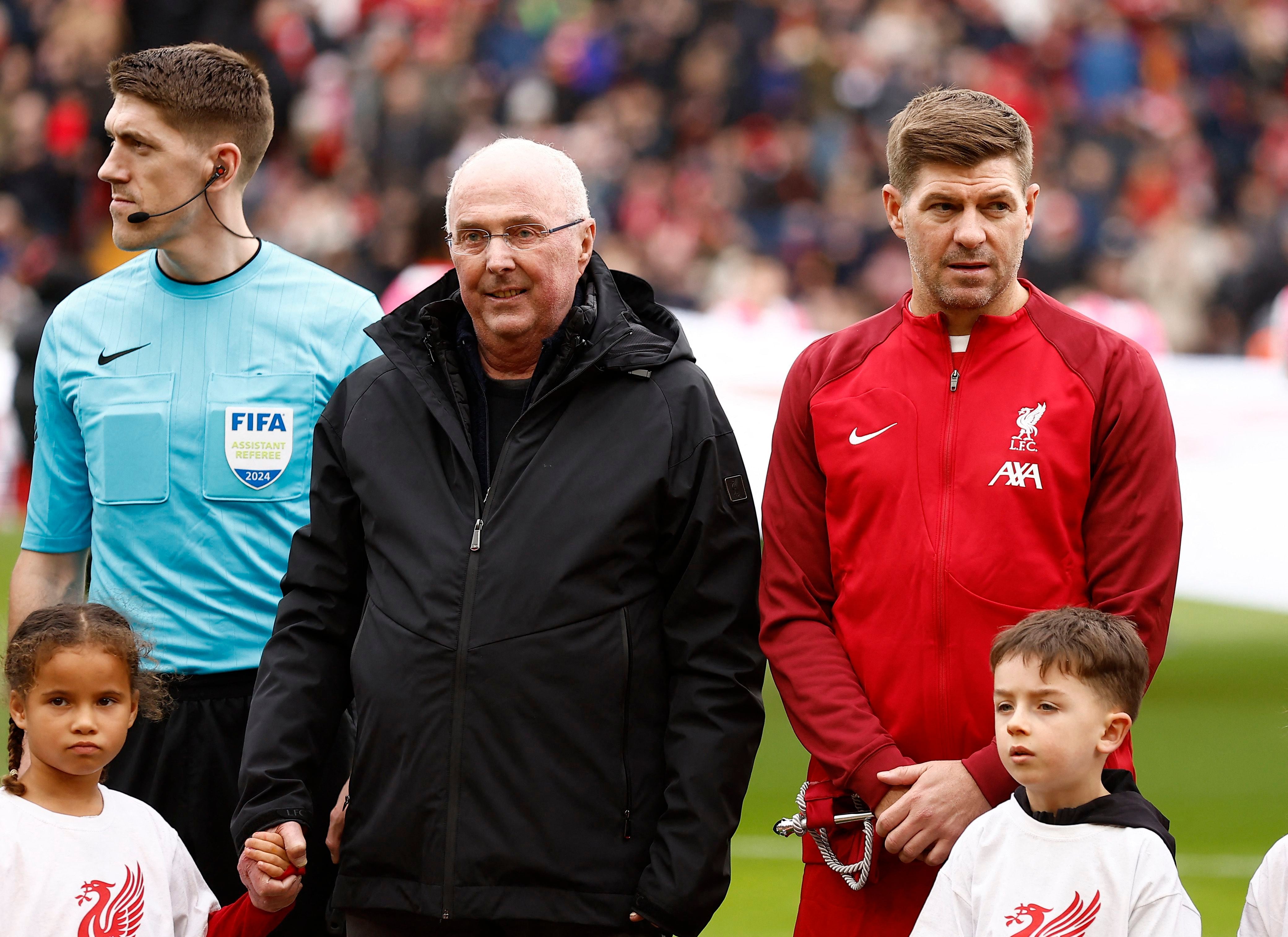 El histórico ex futbolista lo recibió en Anfield (Reuters/Jason Cairnduff)