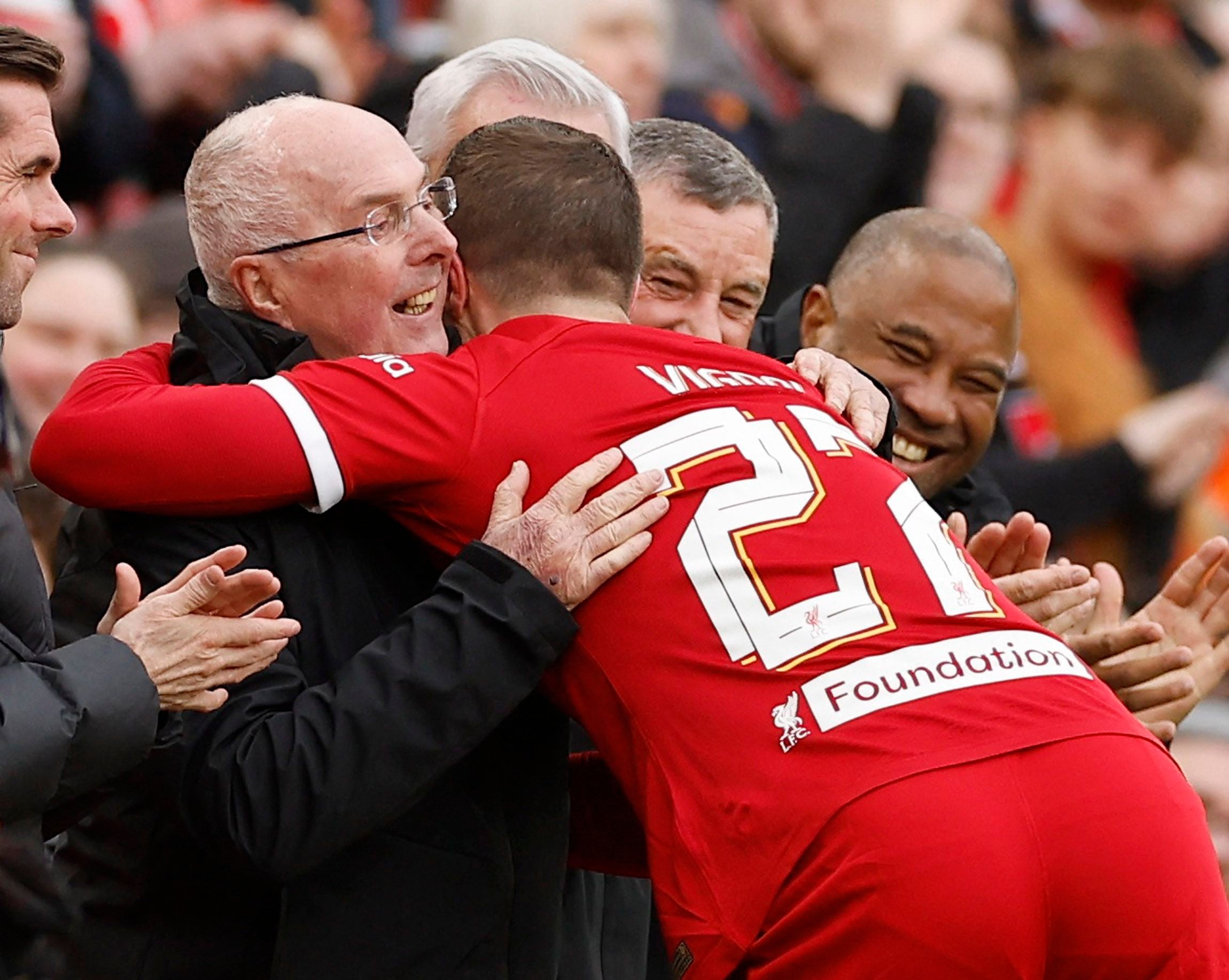 El abrazo con Gregory Vignal, autor de uno de los goles del partido (Action Images via Reuters/Jason Cairnduff)