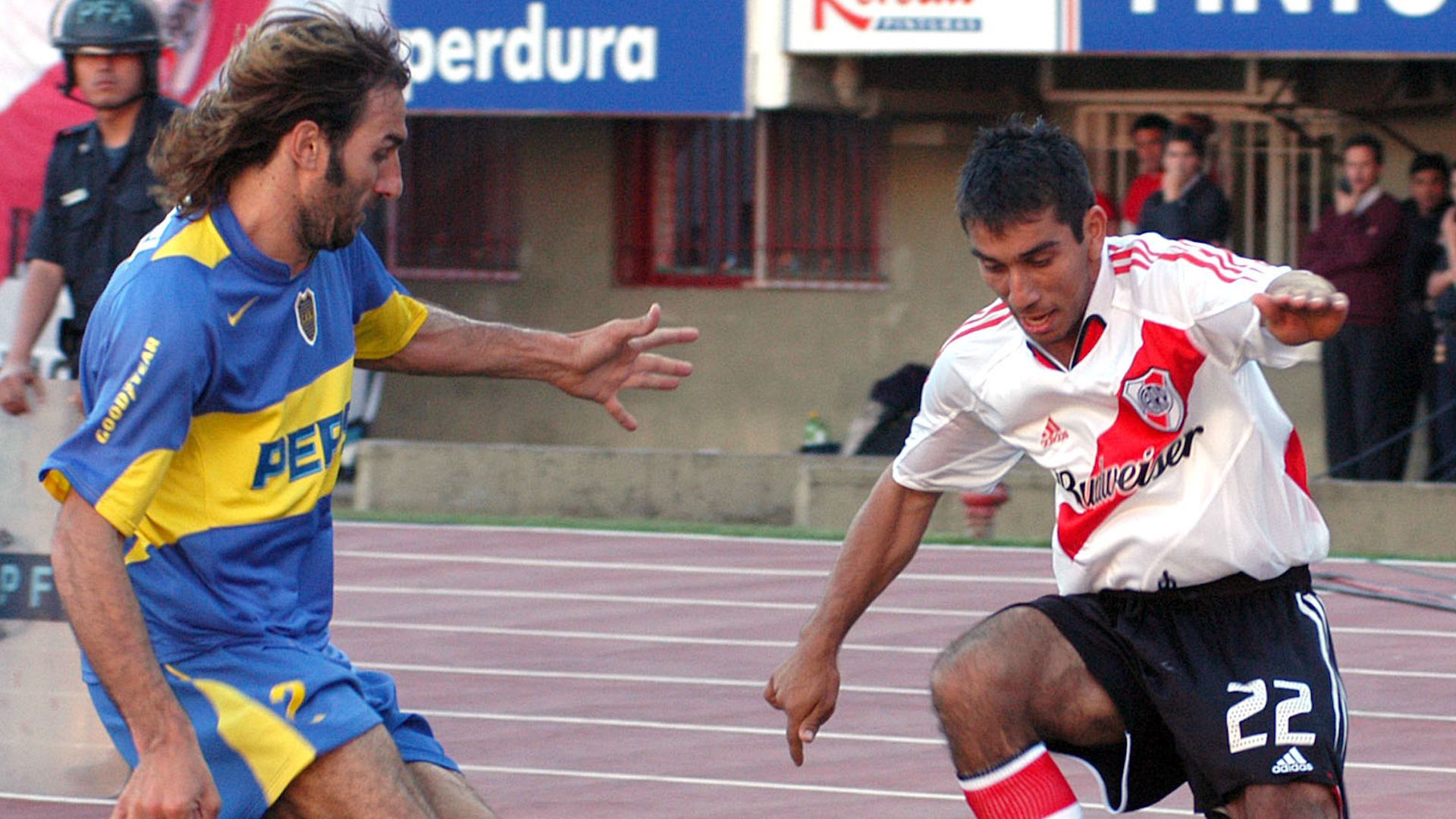 Pipino y una gambeta a Schiavi durante un Superclásico (NA)