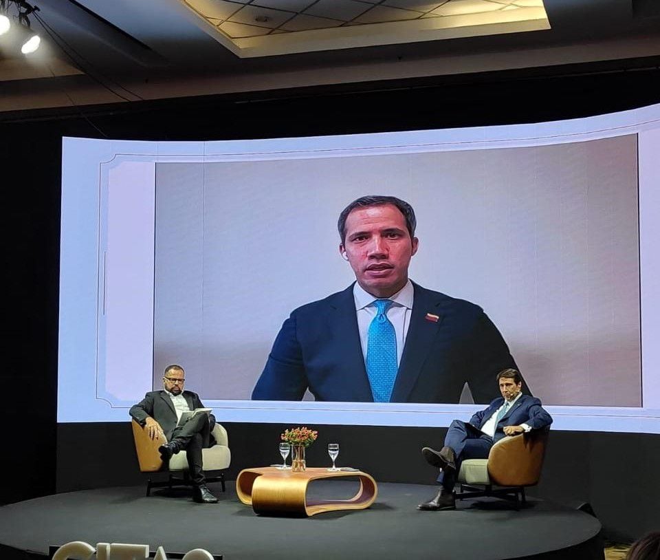 Presentación del libro de Feinmann en Paraguay