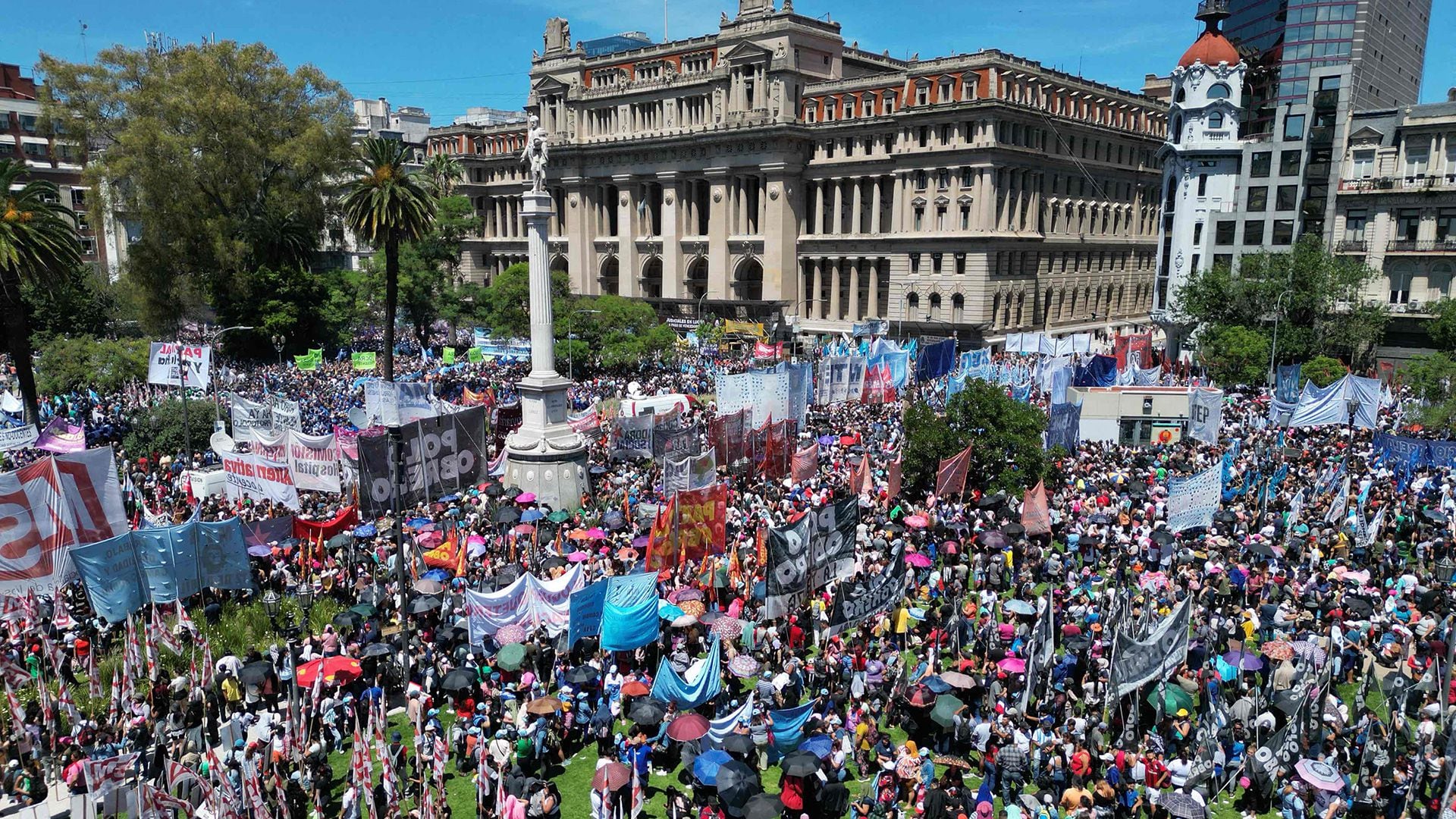 CGT y piqueteros se manifestaron en Tribunales contra el DNU de Milei marcha