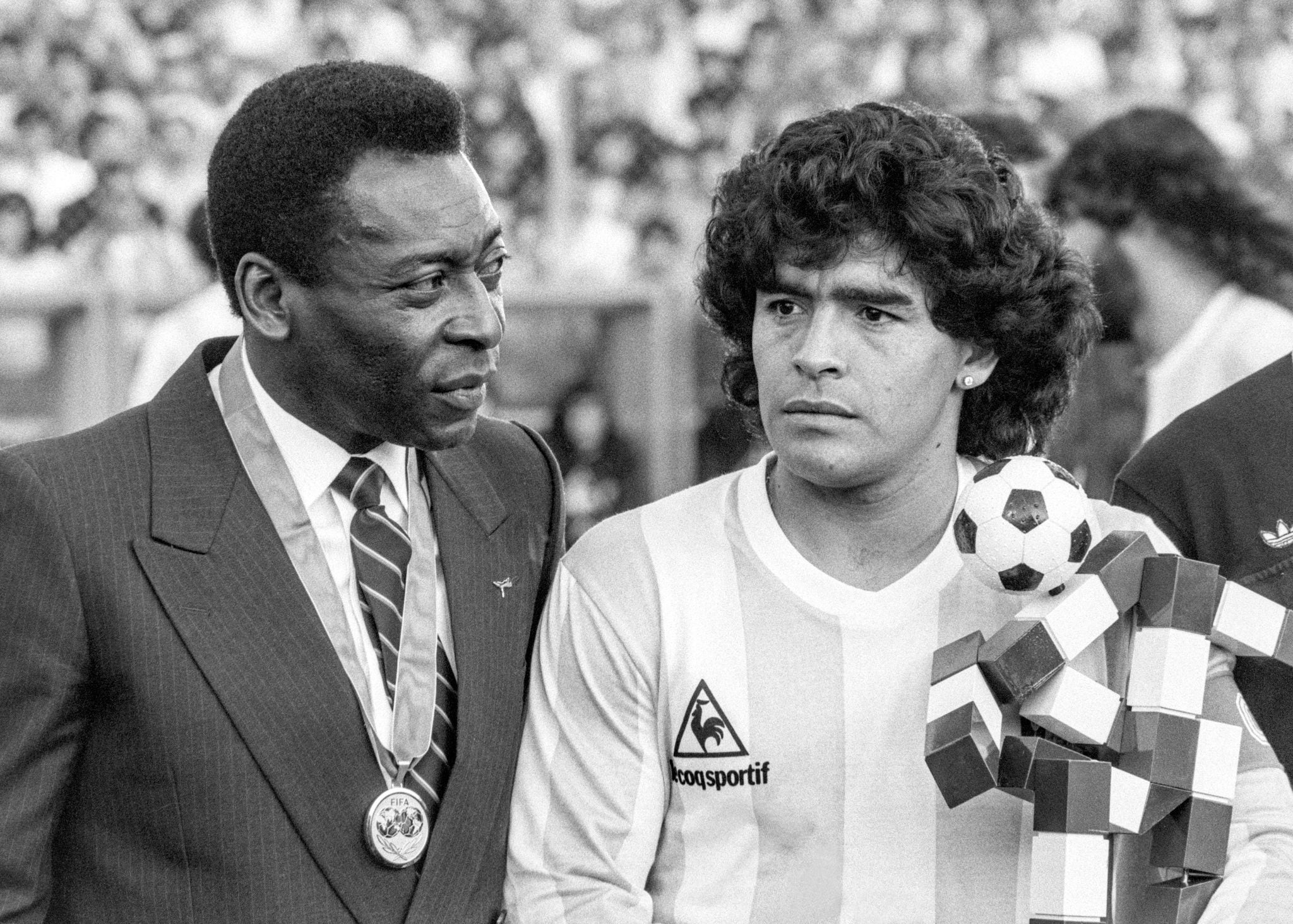 Pelé y Diego Maradona después de un partido entre Italia y Argentina, en Zúrich, Suiza, el 10 de junio de 1987 (EFE/STR) 