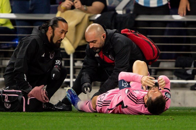 Foto de archivo del delantero de Inter Miami forward Lionel Messi (10) siendo atendido en el partido ante Nashville por la Concachampions Credito obligatorio: Steve Roberts-USA TODAY Sports