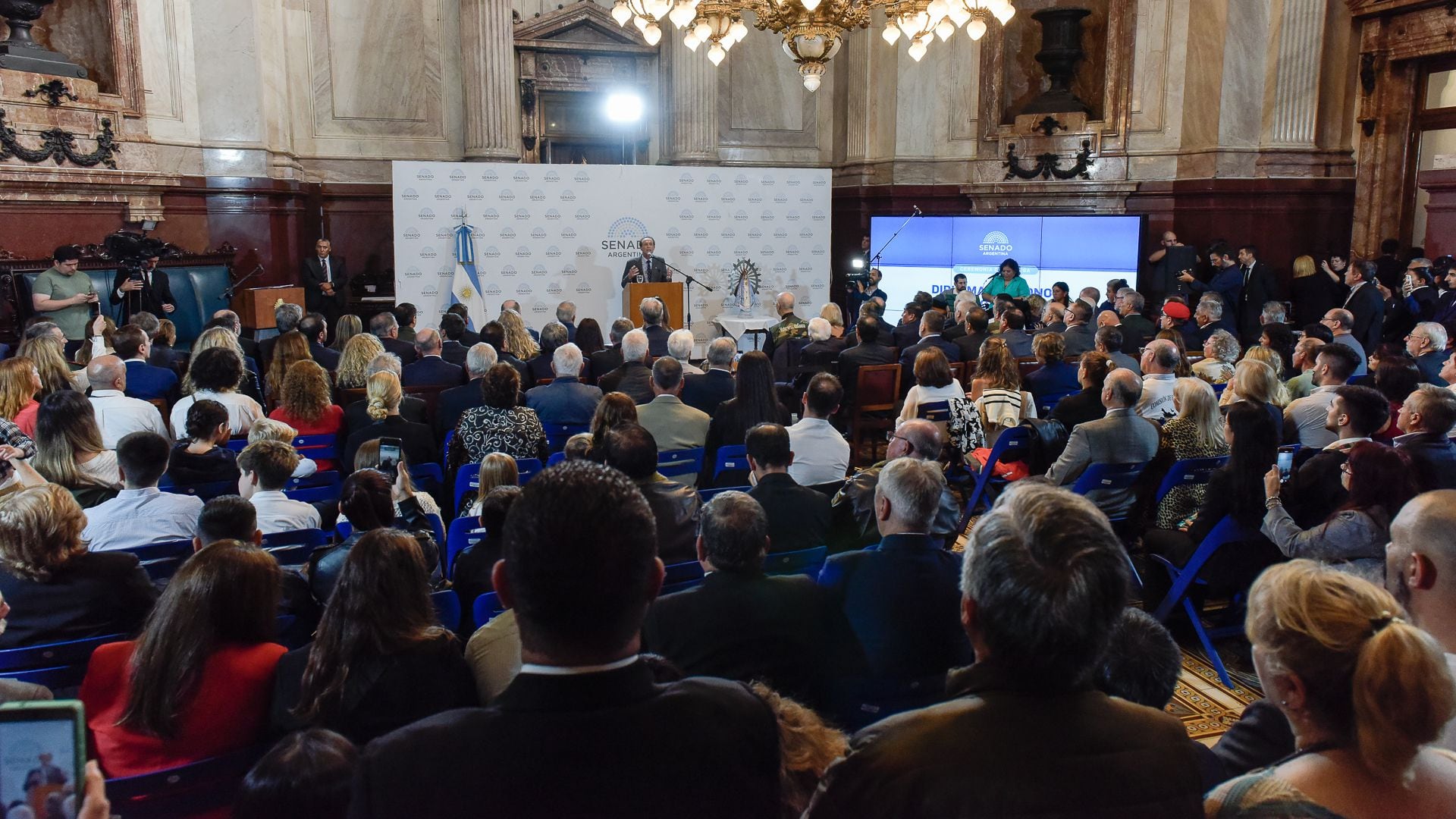 Salon Azul del Congreso - Entrega de diplomas de honor a ex combatientes - Victoria Virrarruel