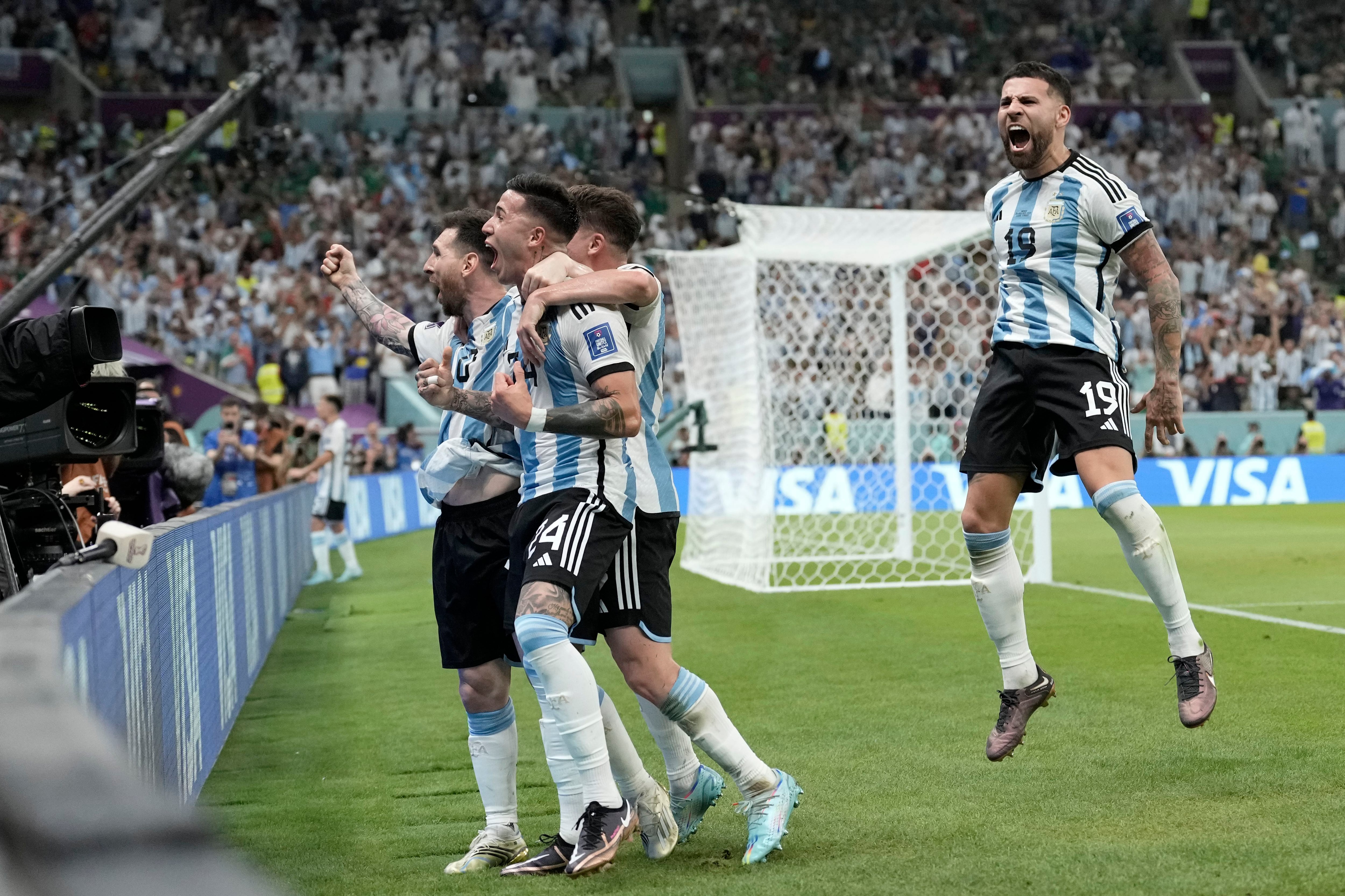 El festejo de Enzo Fernández por su gol a México en el Mundial (AP Foto/Moisés Castillo)