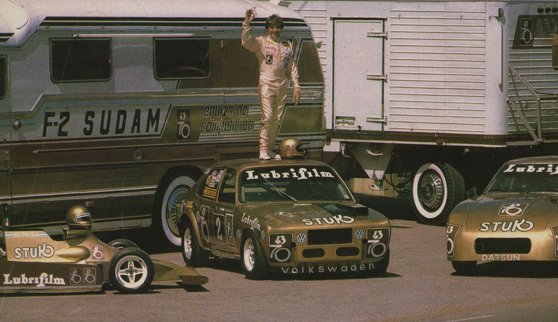 Con los autos de su equipo en 1982: el Berta de Fórmula 2 Codasur (izq), parado arriba de su TC 2000 (VW 1500) y el Datsun (der) del Club Argentino de Pilotos. Detrás de Di Palma asoma el motorhome (el primero que hubo en el país) (archivo CORSA)