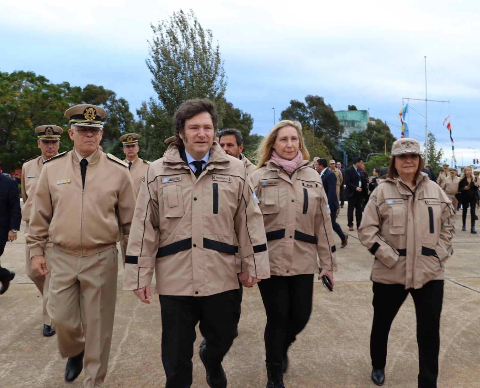 Javier Milei acompañado por su hermana y secretaria general de Presidencia, Karina Milei, y la ministra de Seguridad, Patricia Bullrich, durante la ceremonia de recepción de un buque de la Guardia Costera de Estados Unidos