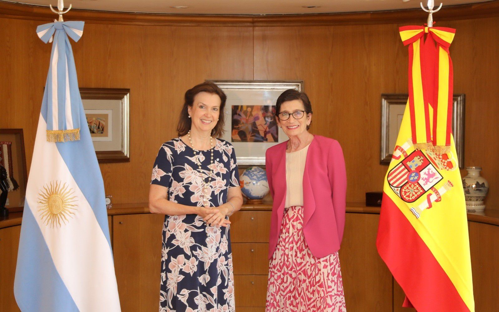 Foto de archivo. La canciller argentina, Diana Mondino, y la ahora ex embajadora de España en Buenos Aires, María Jesús Alonso Jiménez (Cancillería)