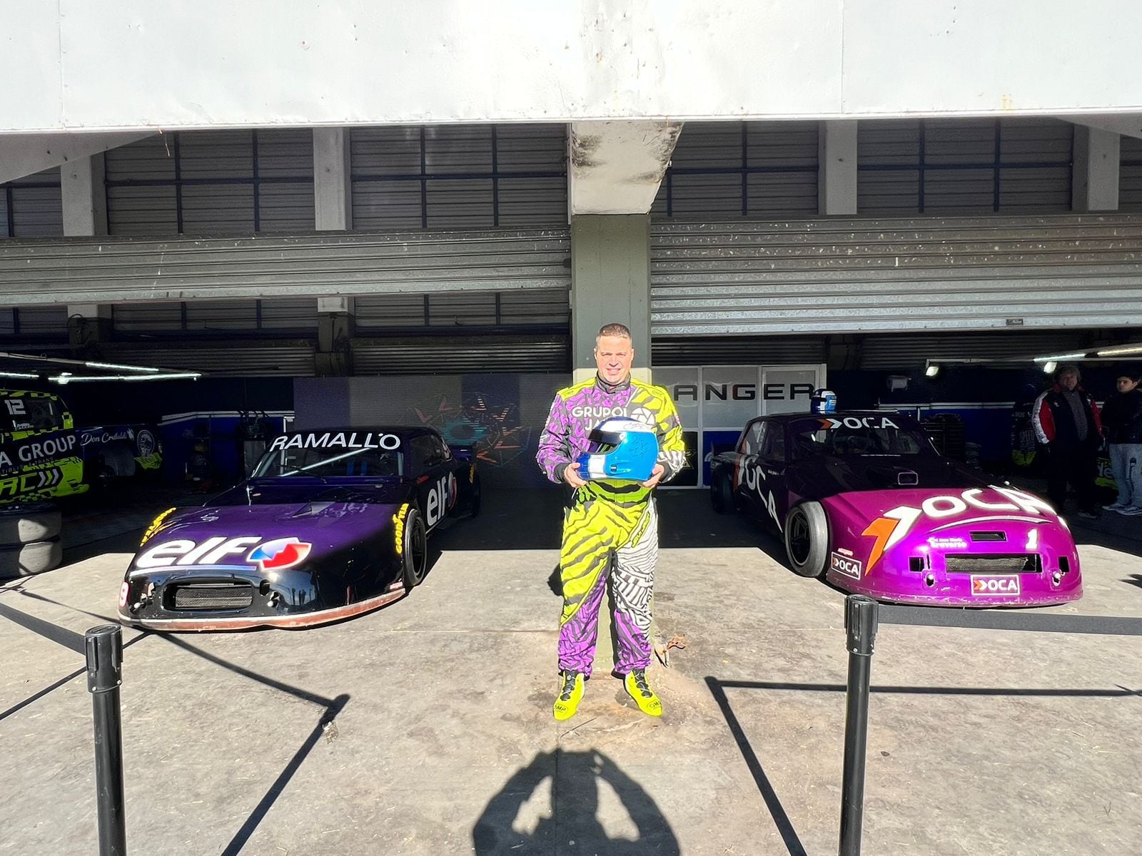 Javier Jack este domingo en los boxes del Autódromo Roberto Mouras de La Plata. Llevó el último Torino del Flaco Traverso y el Ford Falcon con el que fue campeón de TC en 1999. También lució un casco del recordado ídolo y su buzo incorporó el color violeta que los identificó en el segundo lustro de los años noventa (Prensa Javier Jack)