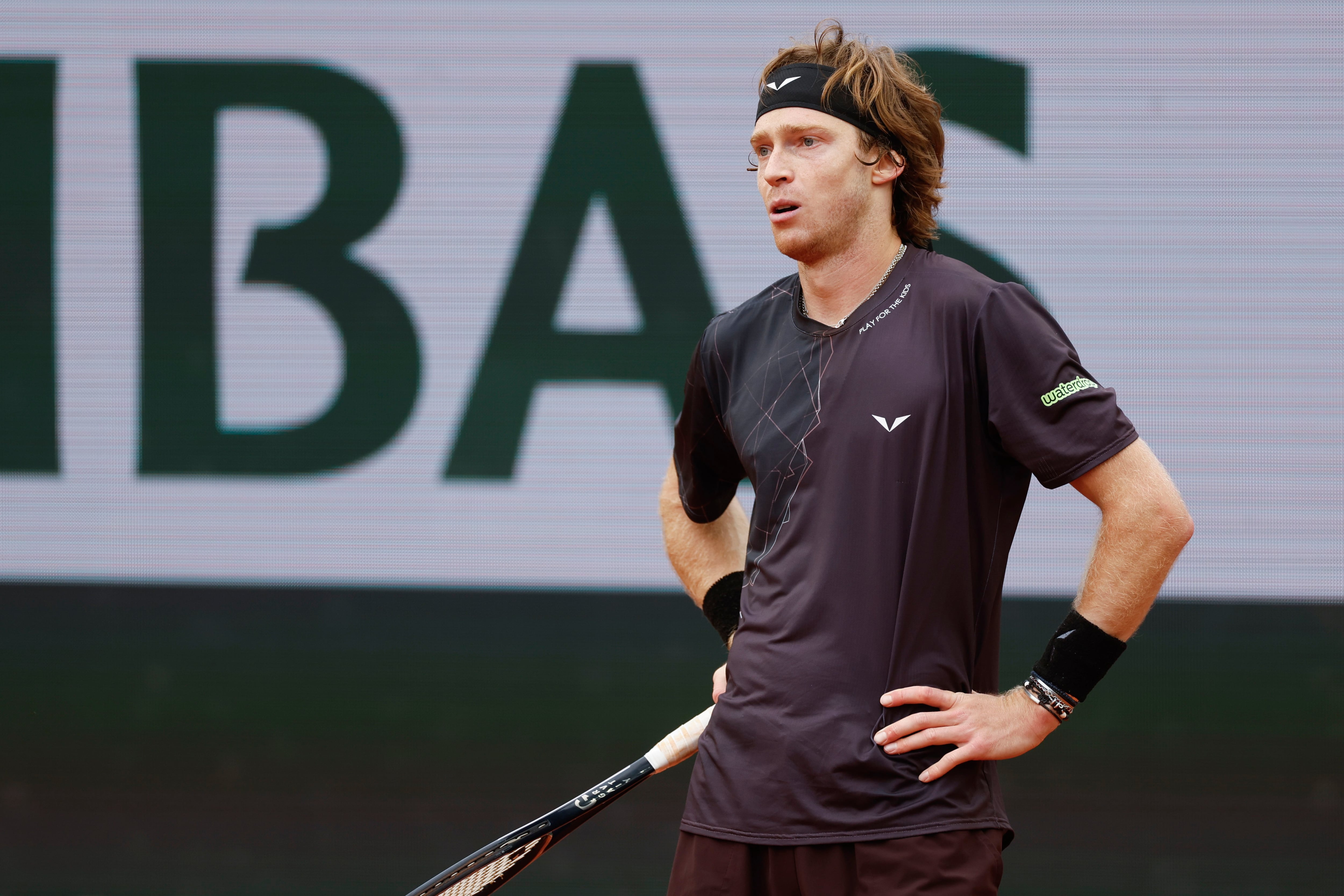 La reacción de Andrey Rublev tras fallar un tiro ante el italiano Matteo Arnaldi (AP Foto/Jean-Francois Badias)