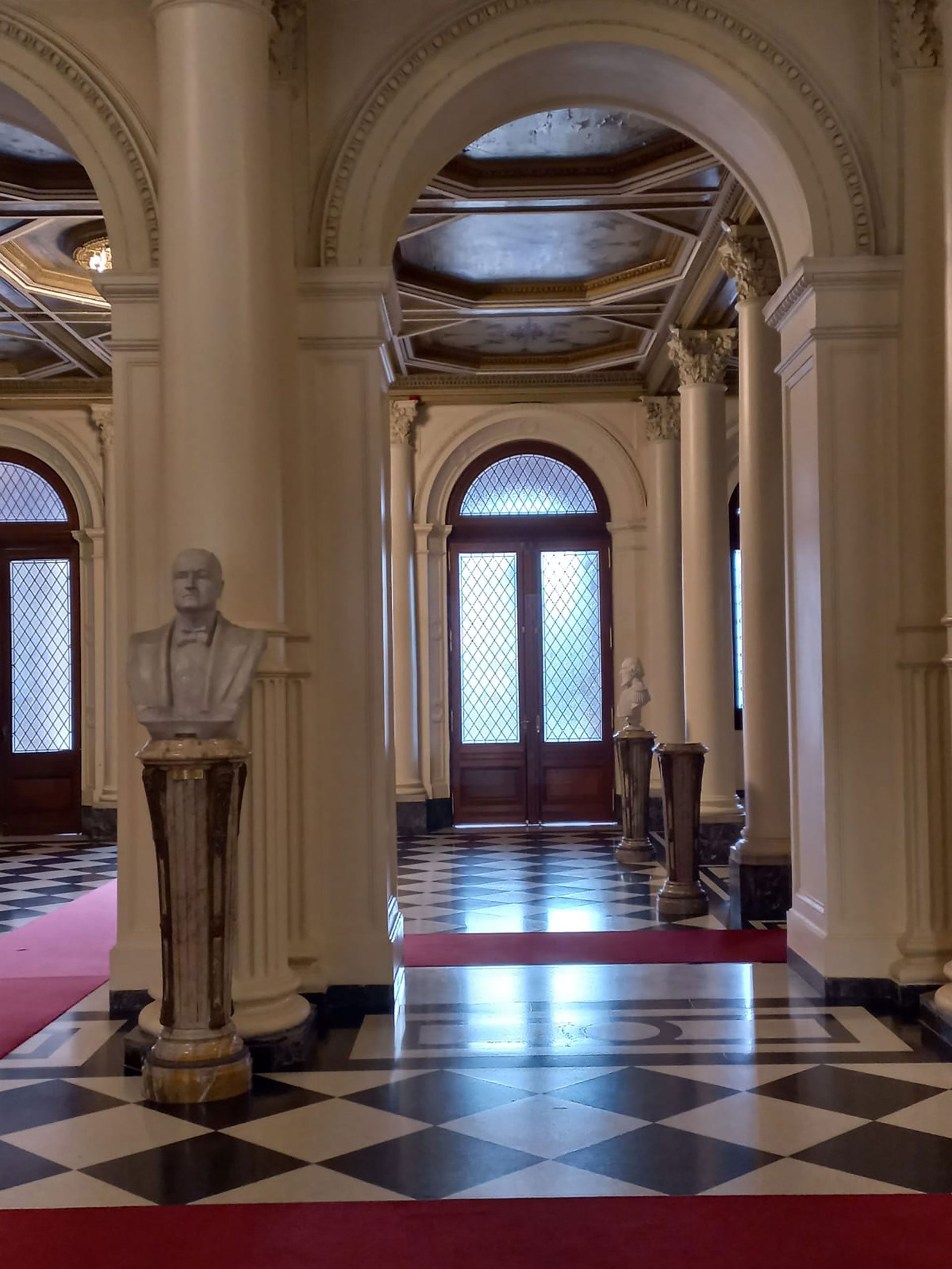 Busto de Carlos Menem en Rosada