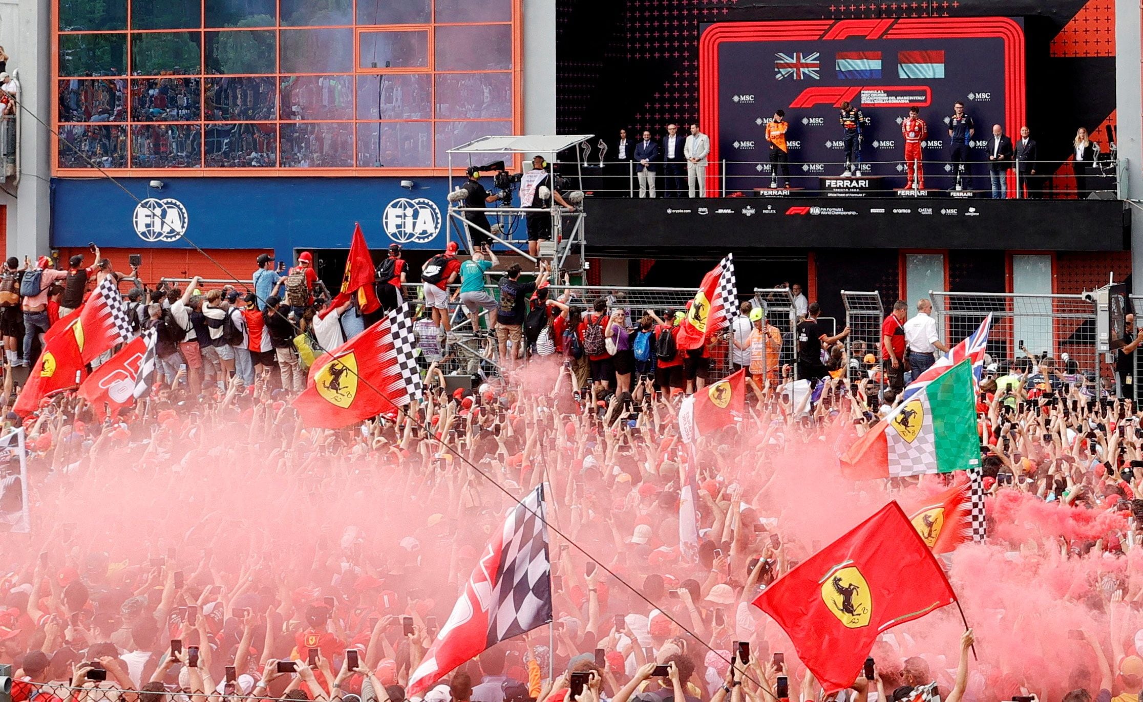 La imagen del día en Imola: los tifosis de Ferrari en el podio que tuvo a Verstappen en el primer lugar