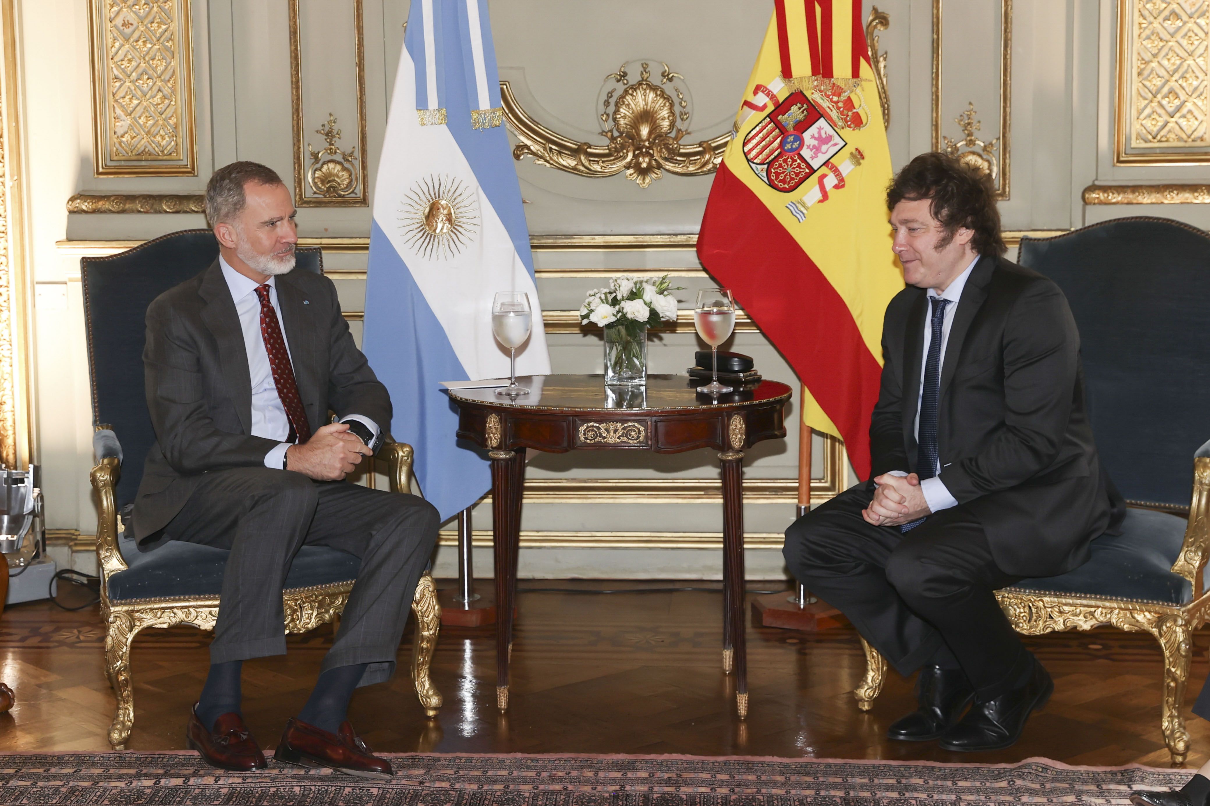 El Rey Felipe VI y Javier Milei, antes de la asunción del mandatario argentino (EFE)