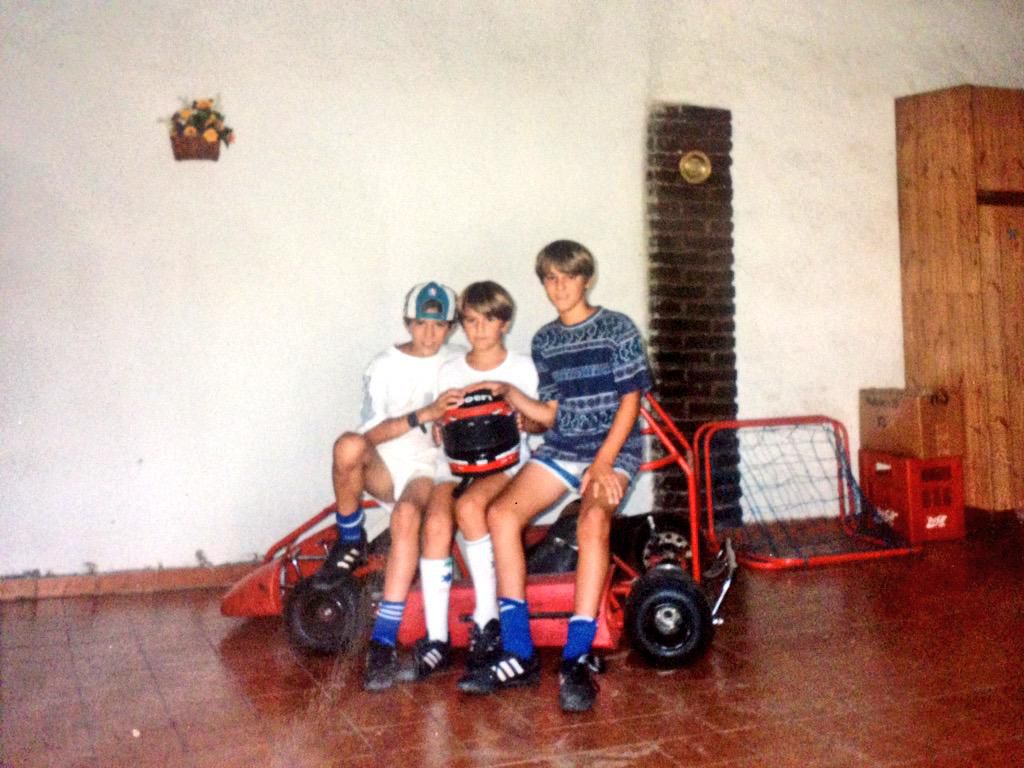 Matías junto a sus primos Danilo y Javier sobre un karting (@rossimatias)