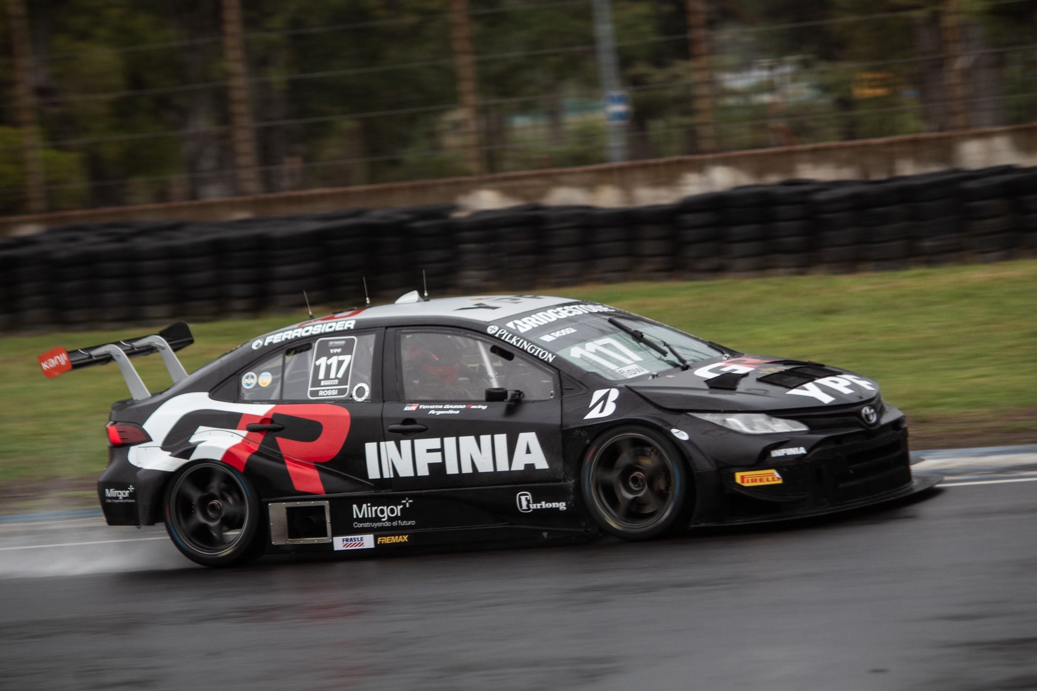 Acelerando sobre el Toyota Corolla del TC 2000 con pista mojada en Buenos Aires (Prensa TC 2000)