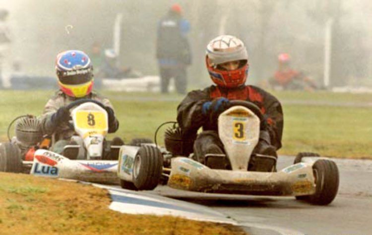 En su época del karting en plena lucha con Ezequiel Baldinelli, otro excelso piloto de esa actividad (@rossimatias)