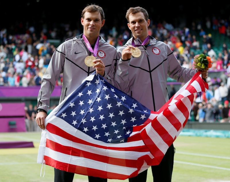 Los hermanos Bob Bryan (derecha) y Mike Bryan celebrando tras ganar el oro en dobles en los Juegos Olímpicos de Londres 2012 (Reuters)