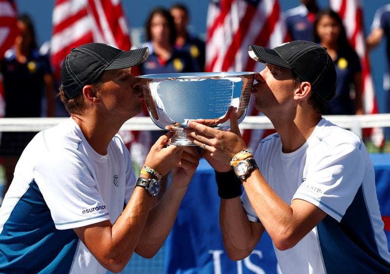  Bob Bryan (I) y su hermano Mike Bryan celebrando tras ganar el título de dobles del Abierto de EEUU en 2014 (Reuters)
