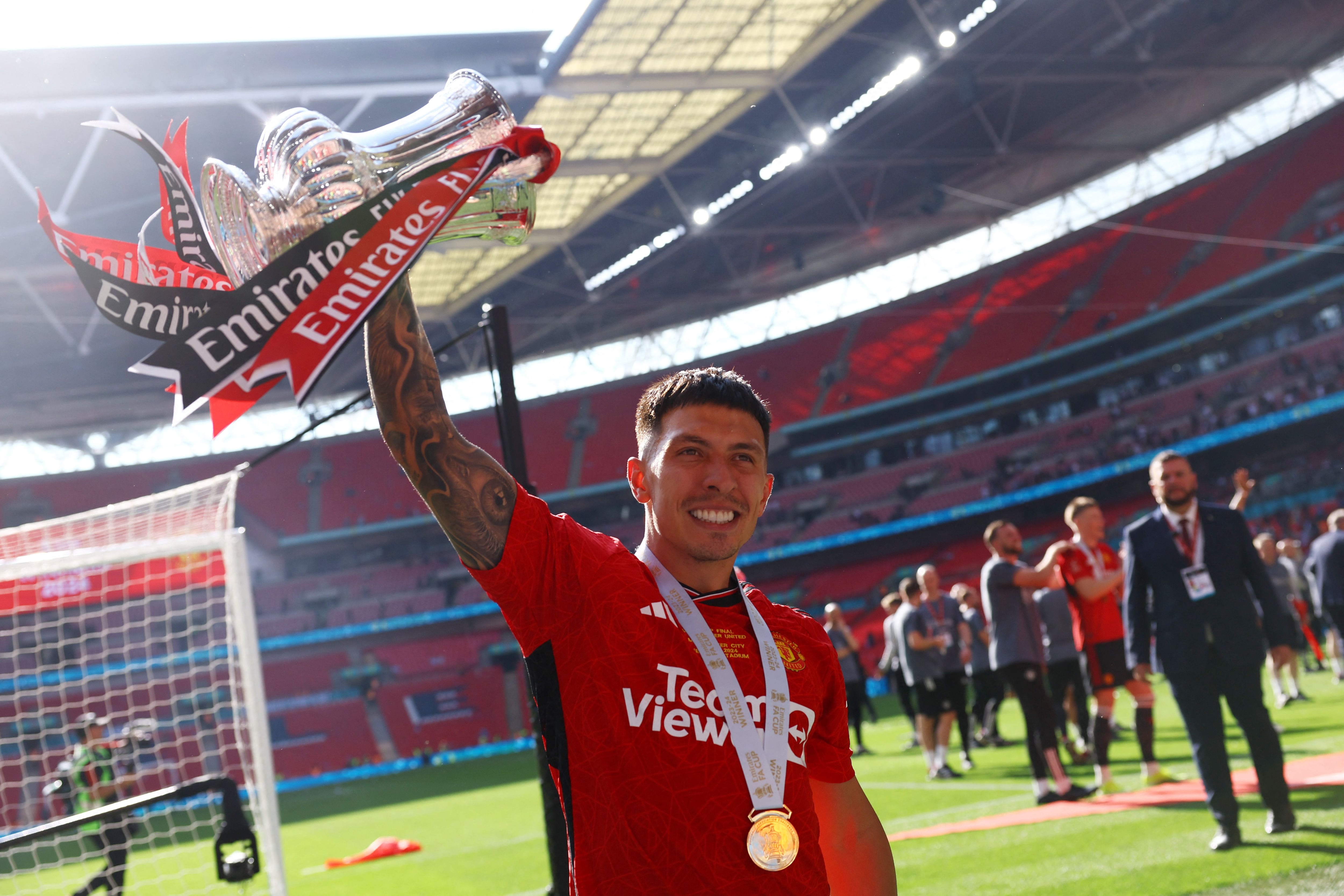 Lisandro Martínez con el trofeo de la FA Cup (REUTERS/Hannah Mckay)