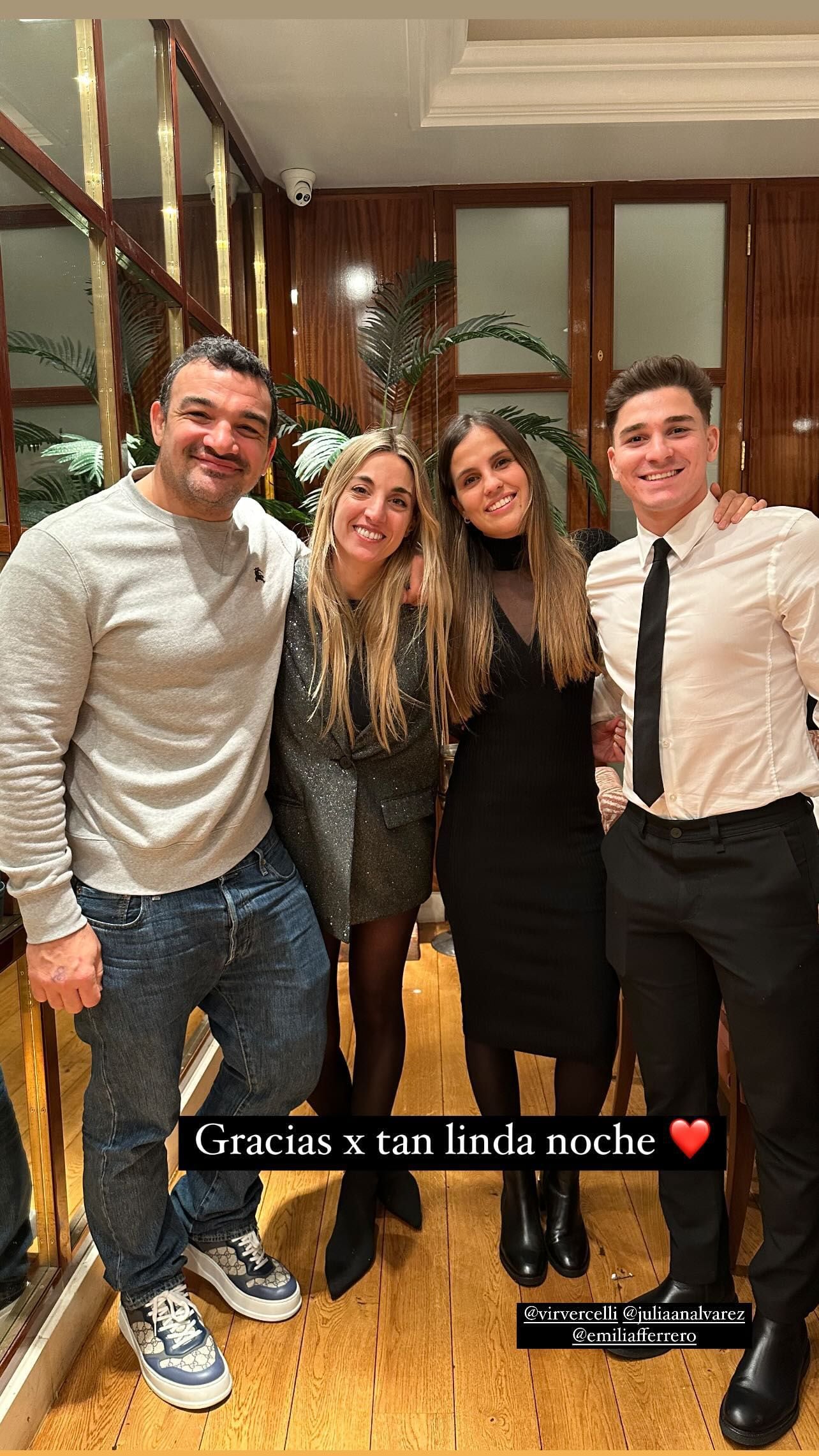 Julián Álvarez y Agustín Creevy festejaron el año nuevo en Inglaterra junto a sus parejas (Instagram)