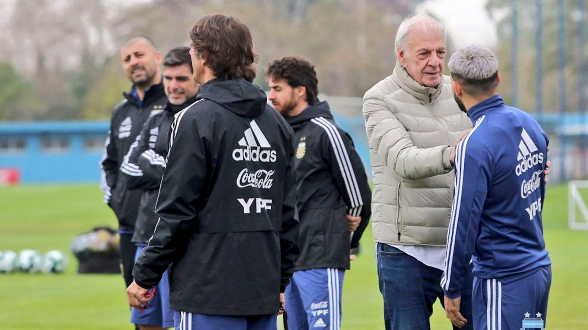 Cesar Luis Menotti en un entrenamiento de la Selección junto con Lionel Scaloni, Walter Samuel, Pablo Aimar, Roberto Ayala