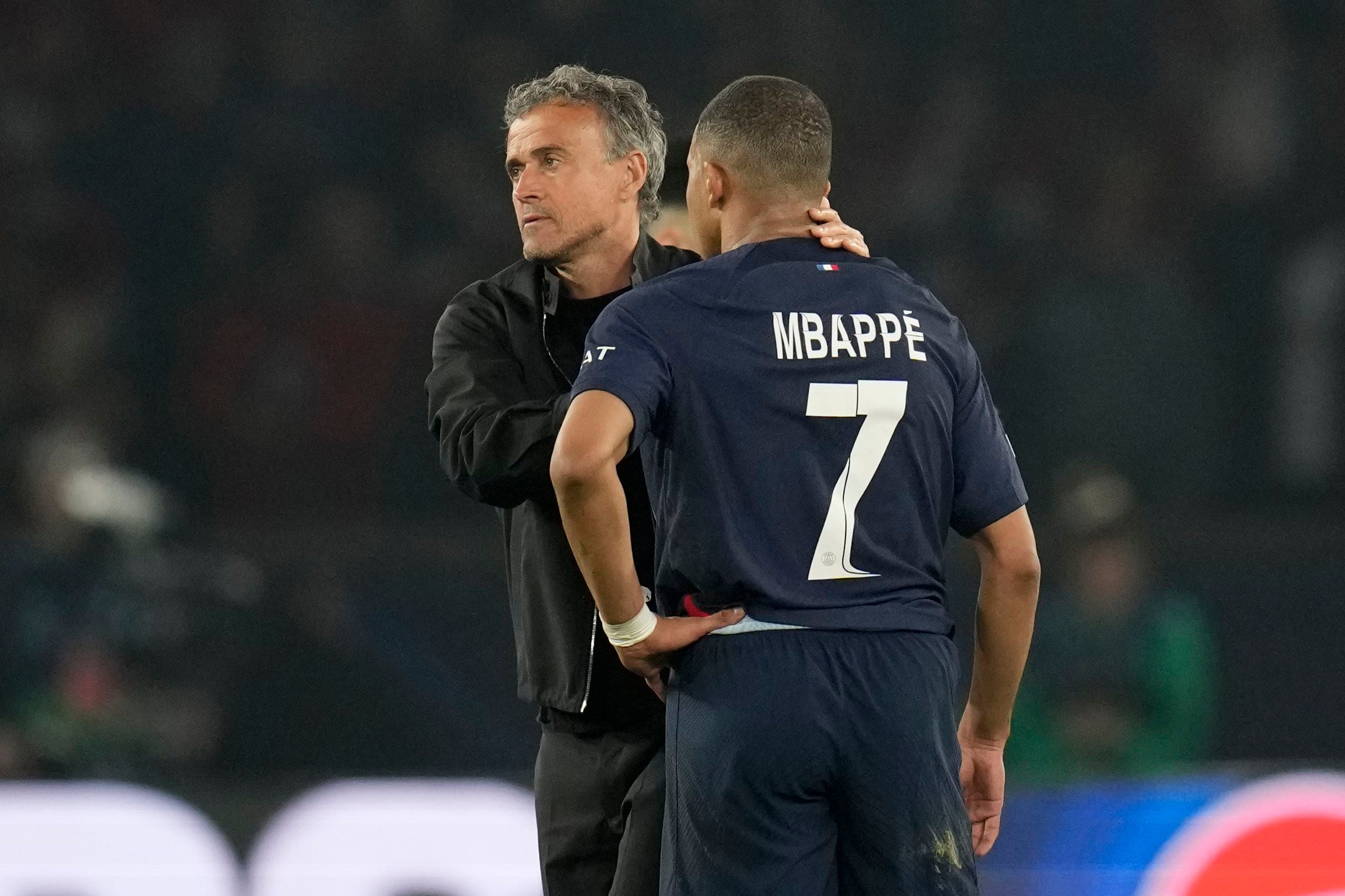 El consuelo de Luis Enrique a Kylian Mbappé (AP/Christophe Ena)