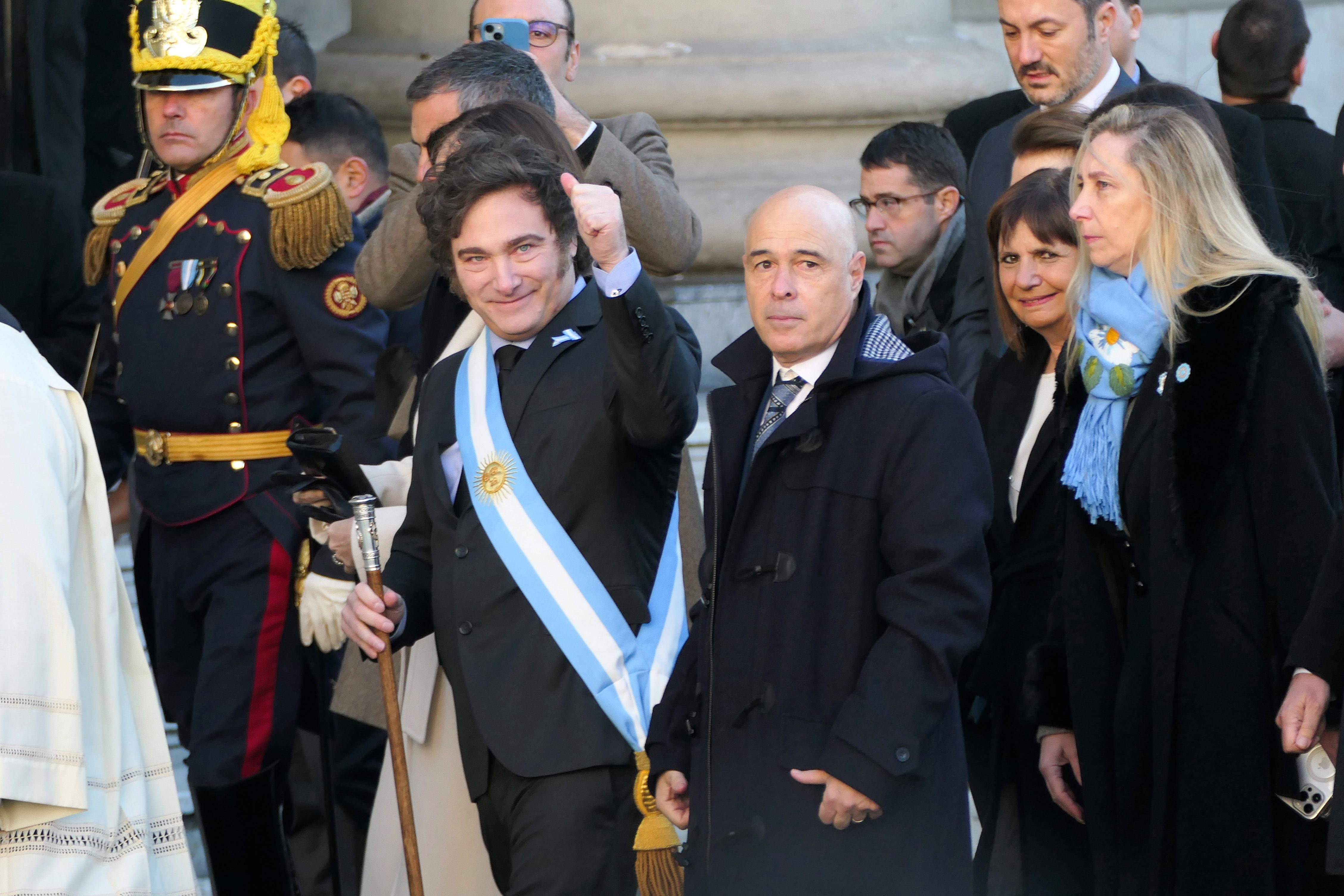 El presidente de Argentina, Javier Mile saluda a su llegada este sábado, a la Catedral de Buenos Aires. (foto EFE) 