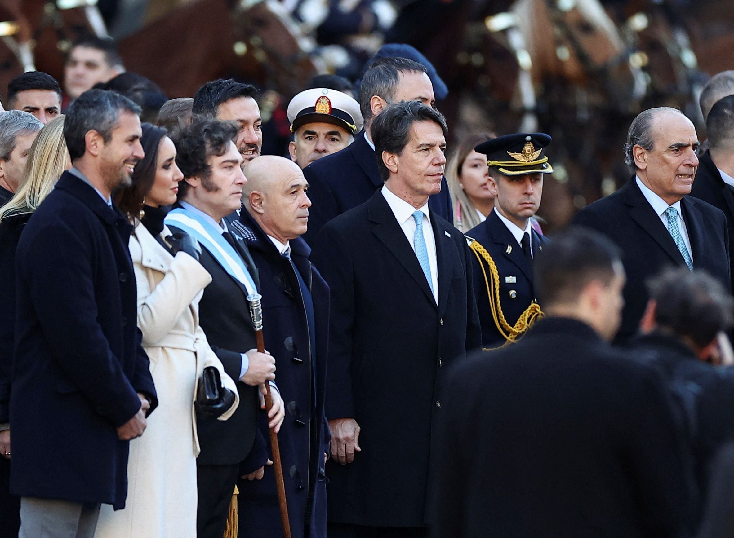 El momento en que Posse estuvo más cerca de Milei, el presidente con quien hace semanas que no habla (foto Reuters) 