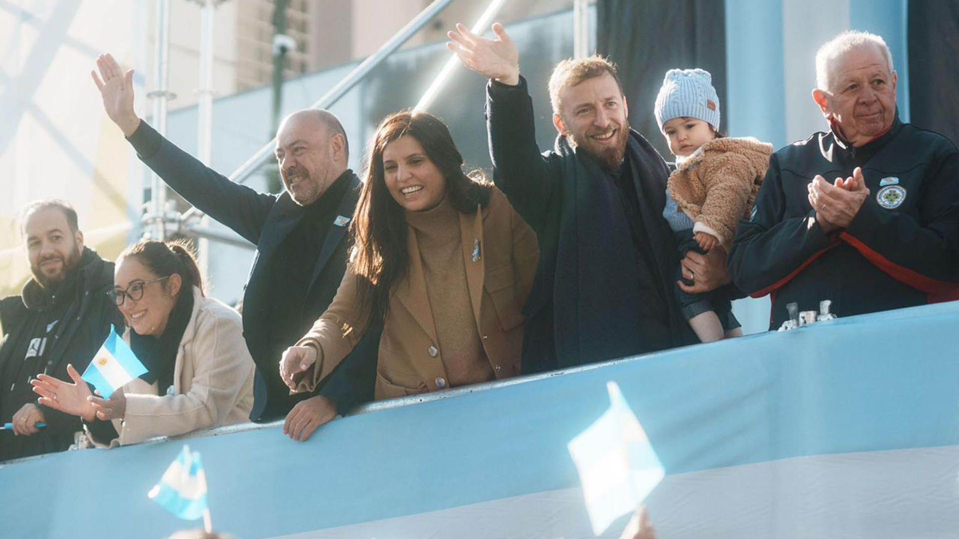 Miles de vecinos de Lomas celebraron el Día de la Patria en la Plaza Grigera