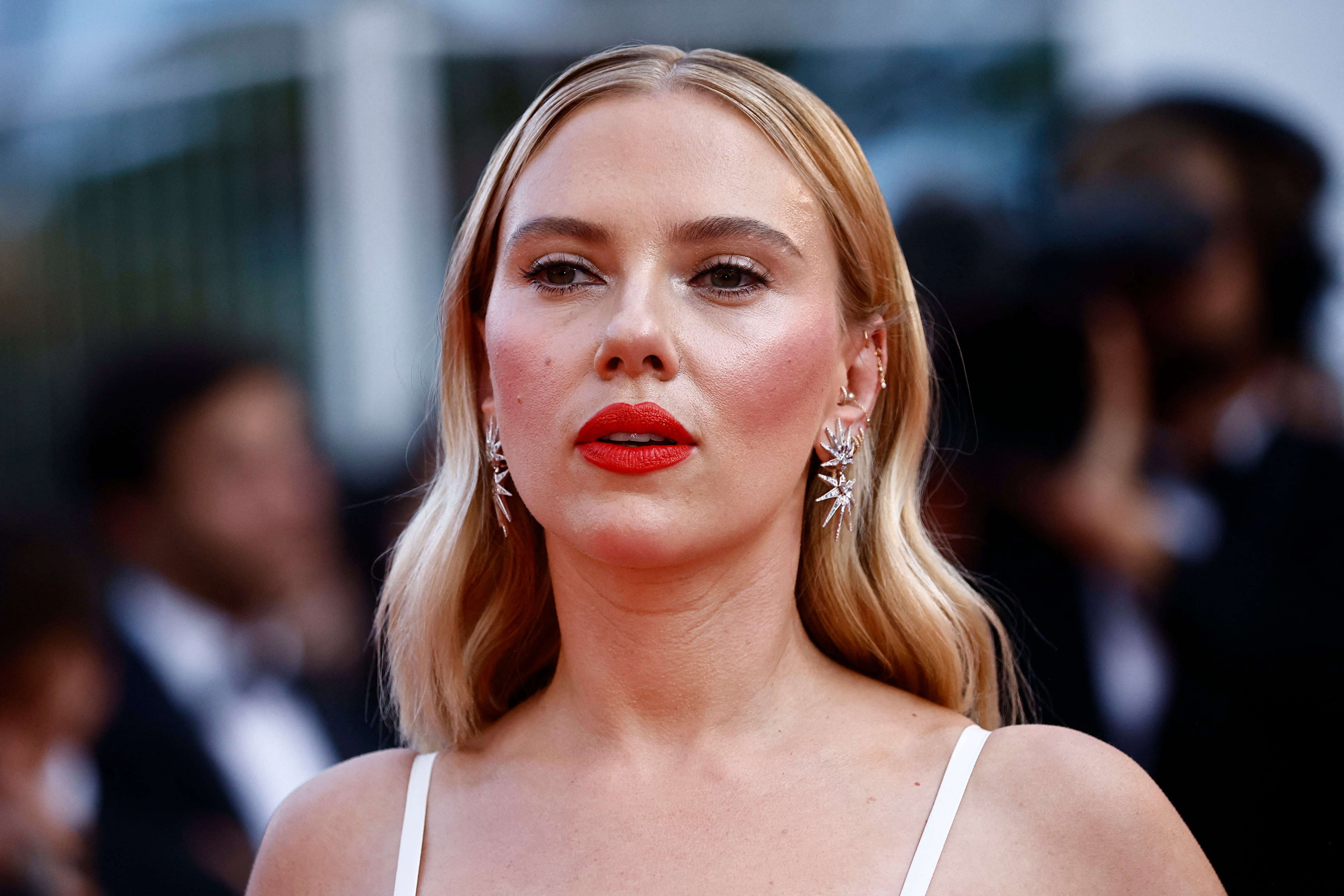 Scarlett Johansson afirmó que OpenAI copió su voz tras rechazar una propuesta de Sam Altman. (REUTERS/Yara Nardi)