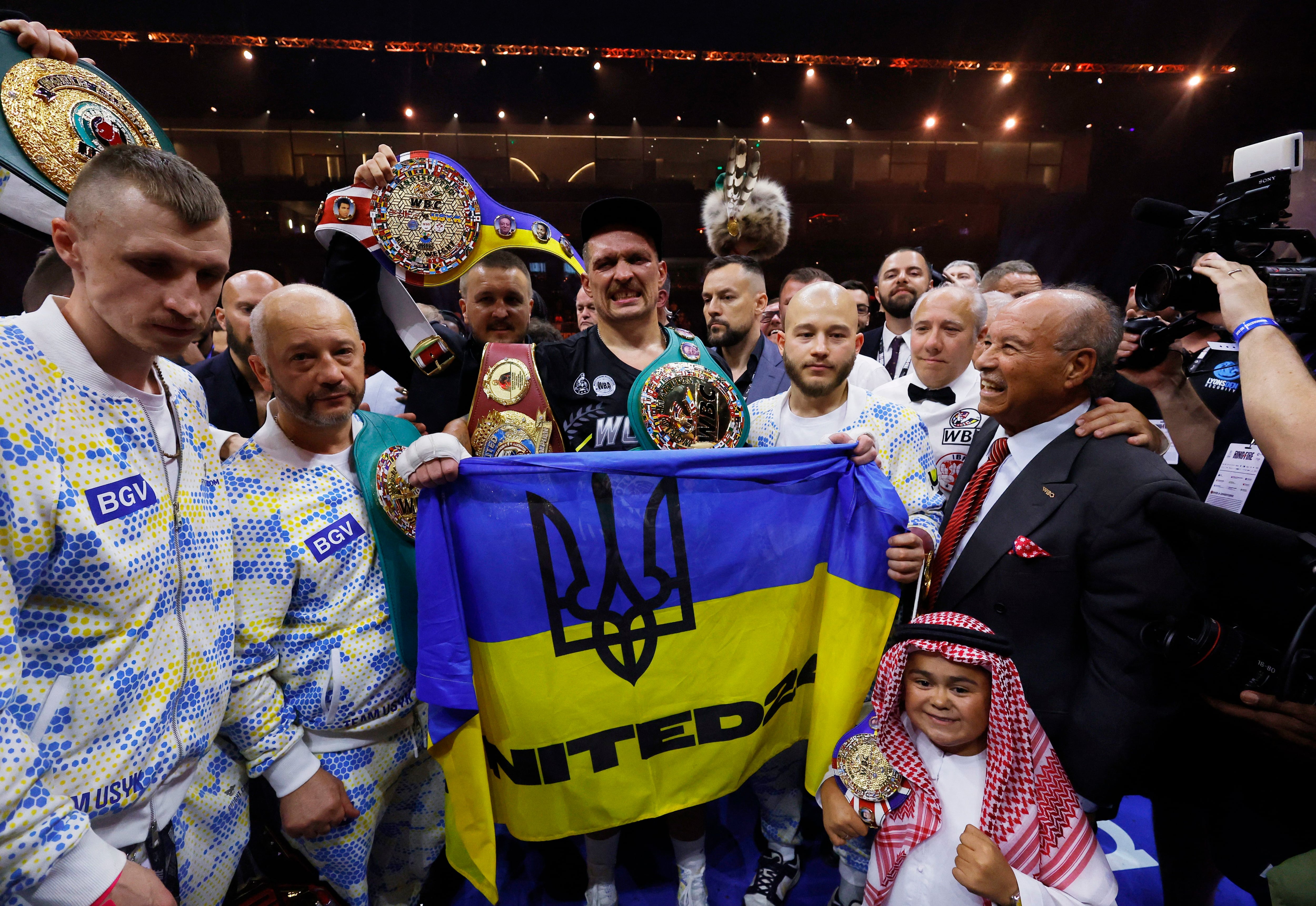 Usyk con la bandera de Ucrania y todos sus títulos (Foto: Reuters/Andrew Couldridge)