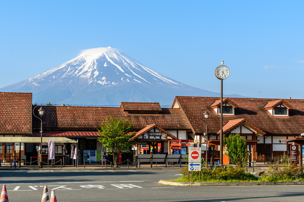 Para sorpresa de absolutamente nadie, la pantalla anti turistas de Japón ya tiene varios agujeros para fotografiar el Fuji