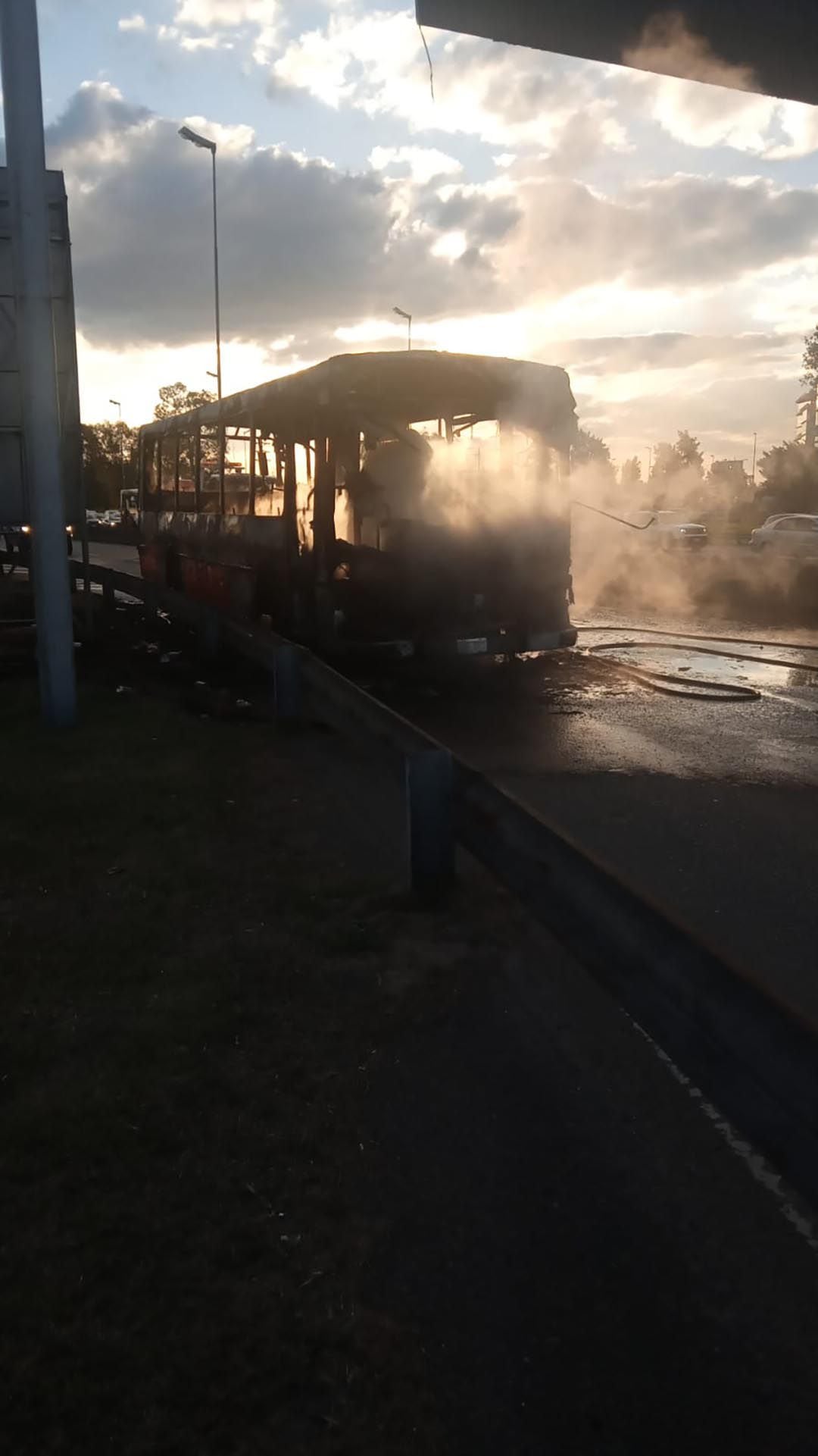 Así quedó el micro de hinchas de River que se incendió