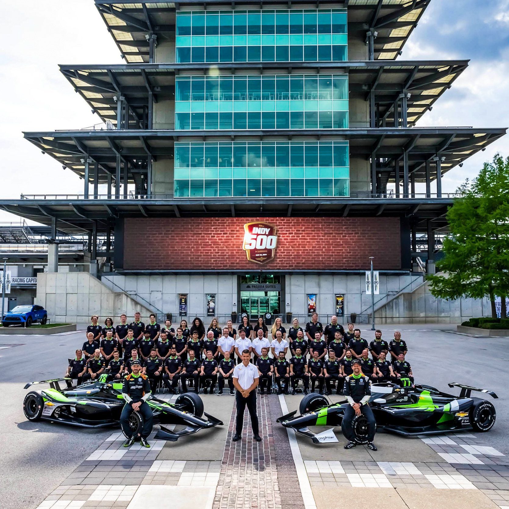 El Juncos Hollinger Racing cpmpleto con los dos autos, sus pilotos, Agustín Canapino y Romain Grosjean y el resto de sus integrantes (Juncos Hollinger Racing)