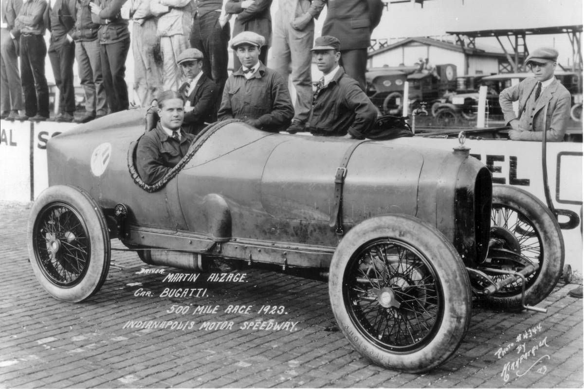Martín Máximo Pablo de Álzaga Unzué sobre su Bugatti en 1923 (Automundo)