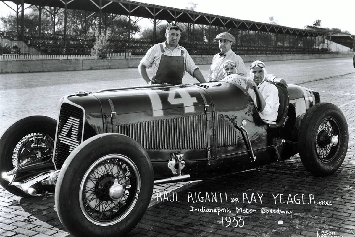Raúl Riganti sobre un Chrysler en la edición de 1933 (Automundo)
