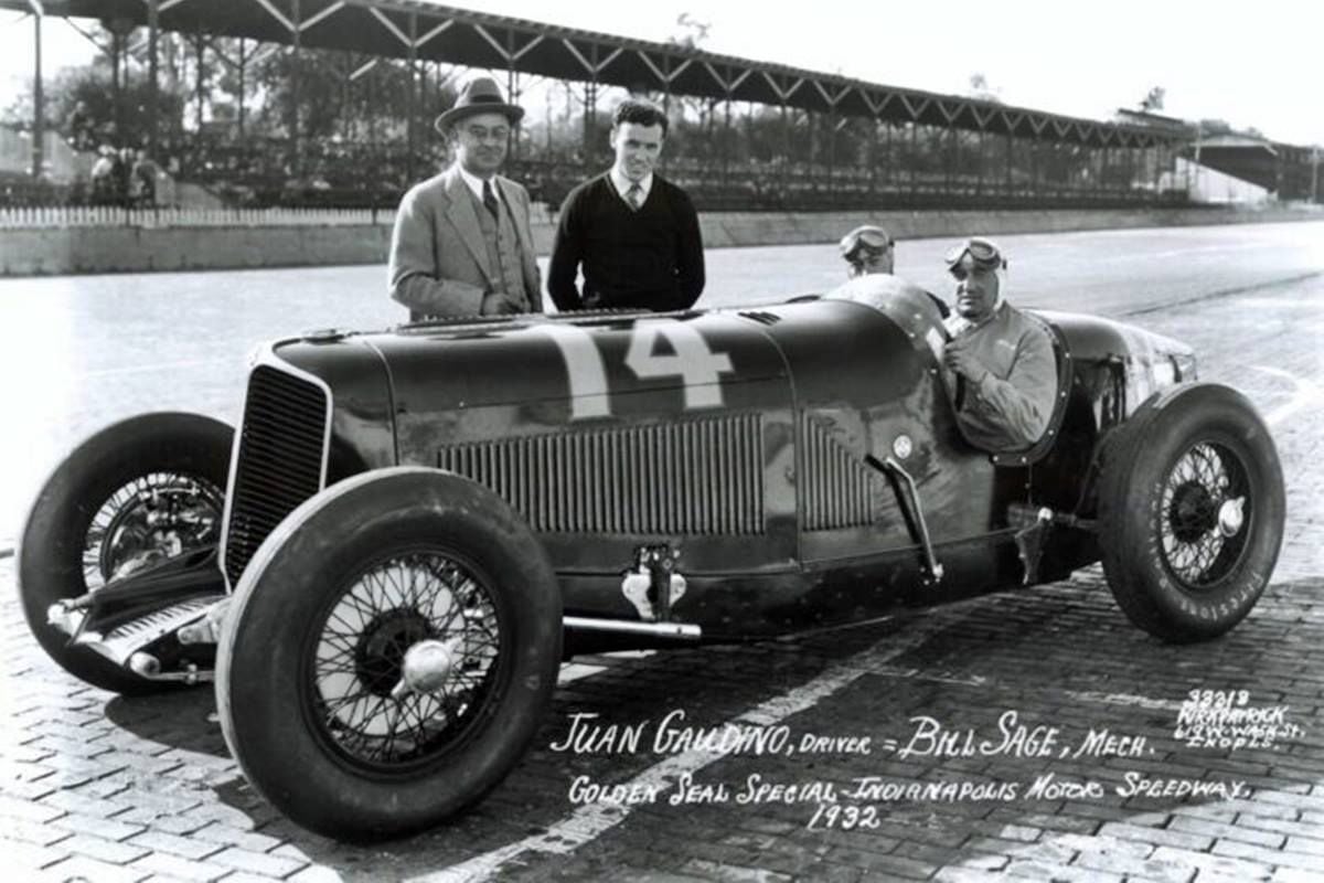 Juan Gaudino posa con el Chrysler en 1932 (Automundo)