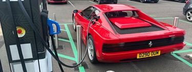 Alguien ha tenido la brillante (y dolorosa) idea de poner un motor Tesla a un Ferrari: ahora es más rápido y se llama TeslaRossa