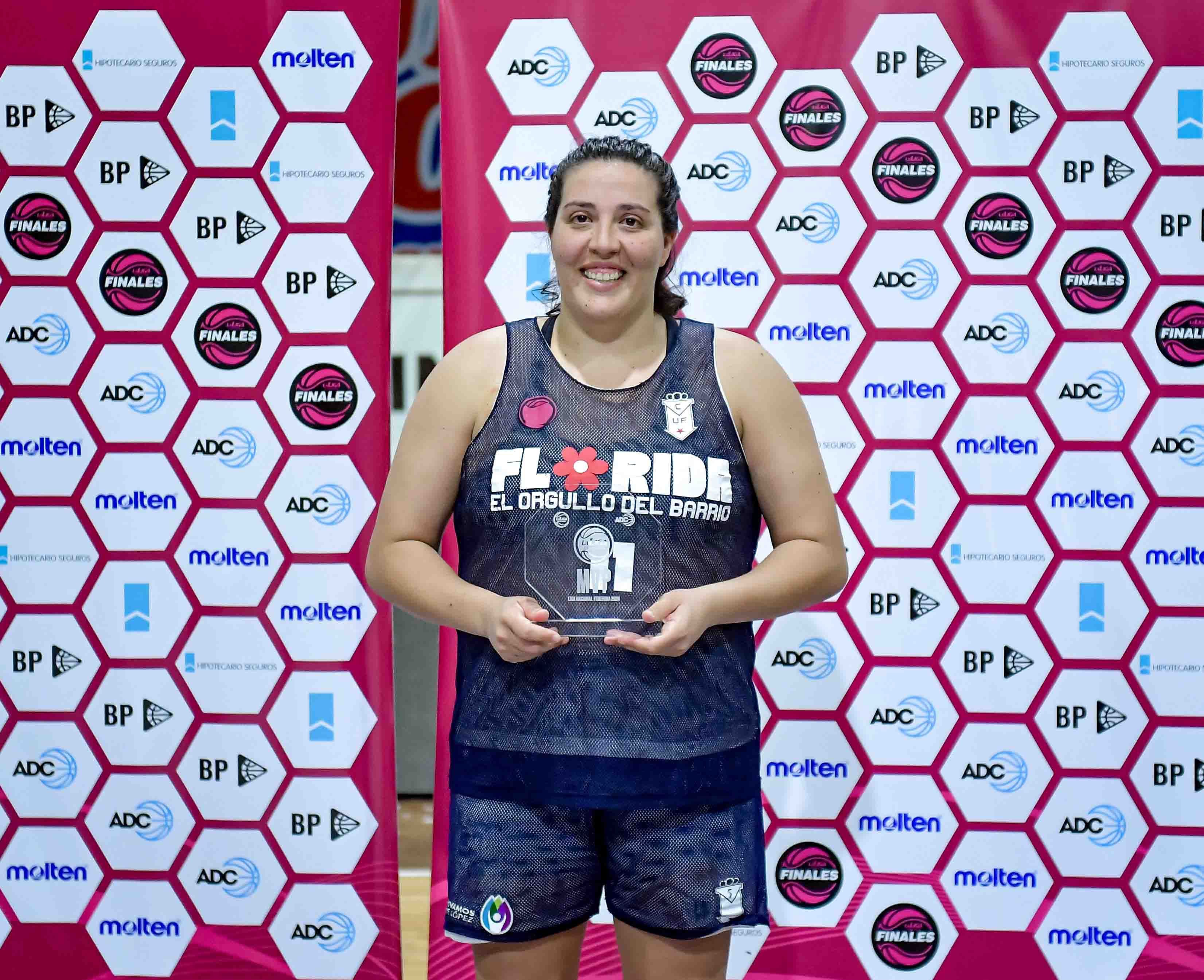 Carla Miculka recibió el premio a la Jugadora Más Valiosa de las finales. La interna de Unión Florida fue determinante en el título de su equipo (Prensa Liga Nacional)