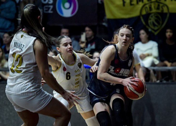 Una de las acciones de la serie final de la Liga Femenina de básquetbol entre Unión Florida y Obras (Prensa Liga Nacional AdC)