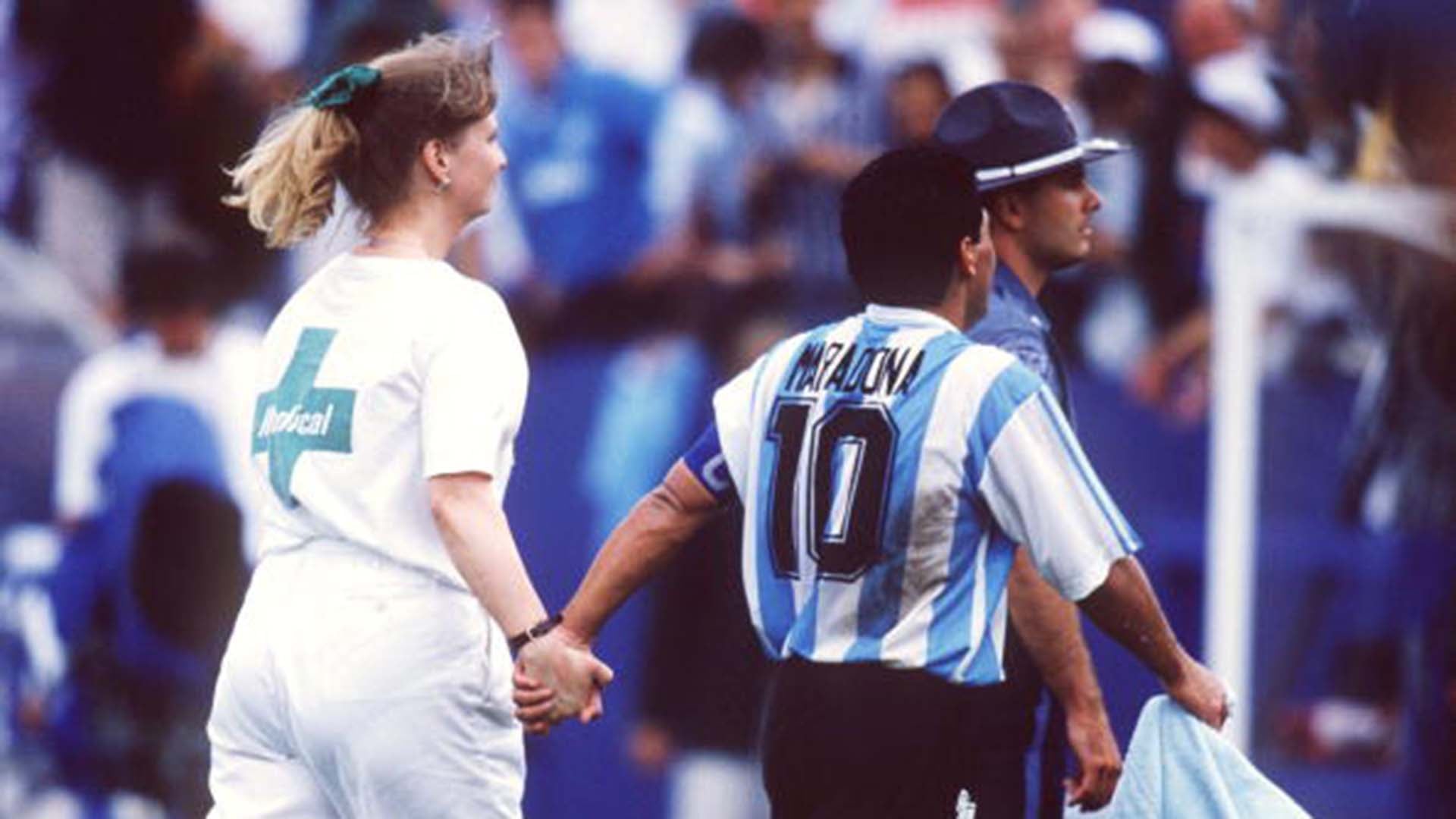 Diego Maradona jugó su último partido de la Selección Argentina en un Mundial: no lo sabía. Se fue contento de la mano de una doctora rubia (Getty)